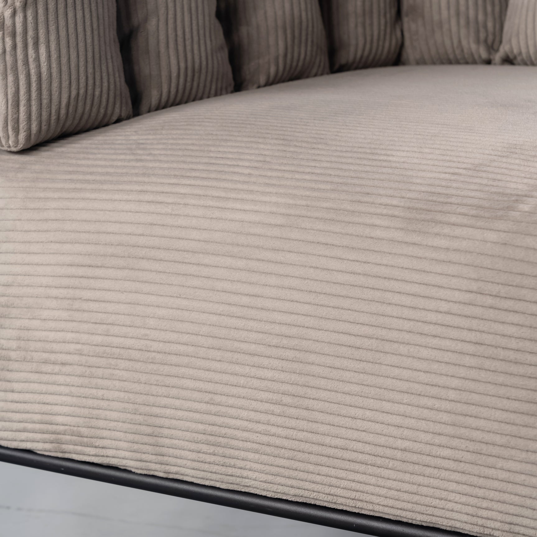 Fauteuil lounge avec accoudoirs en velours côtelé taupe clair - DOMCO