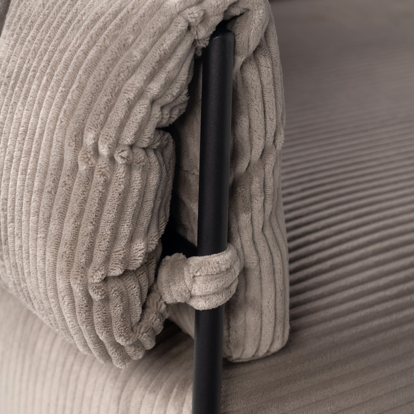 Fauteuil lounge avec accoudoirs en velours côtelé taupe clair - DOMCO