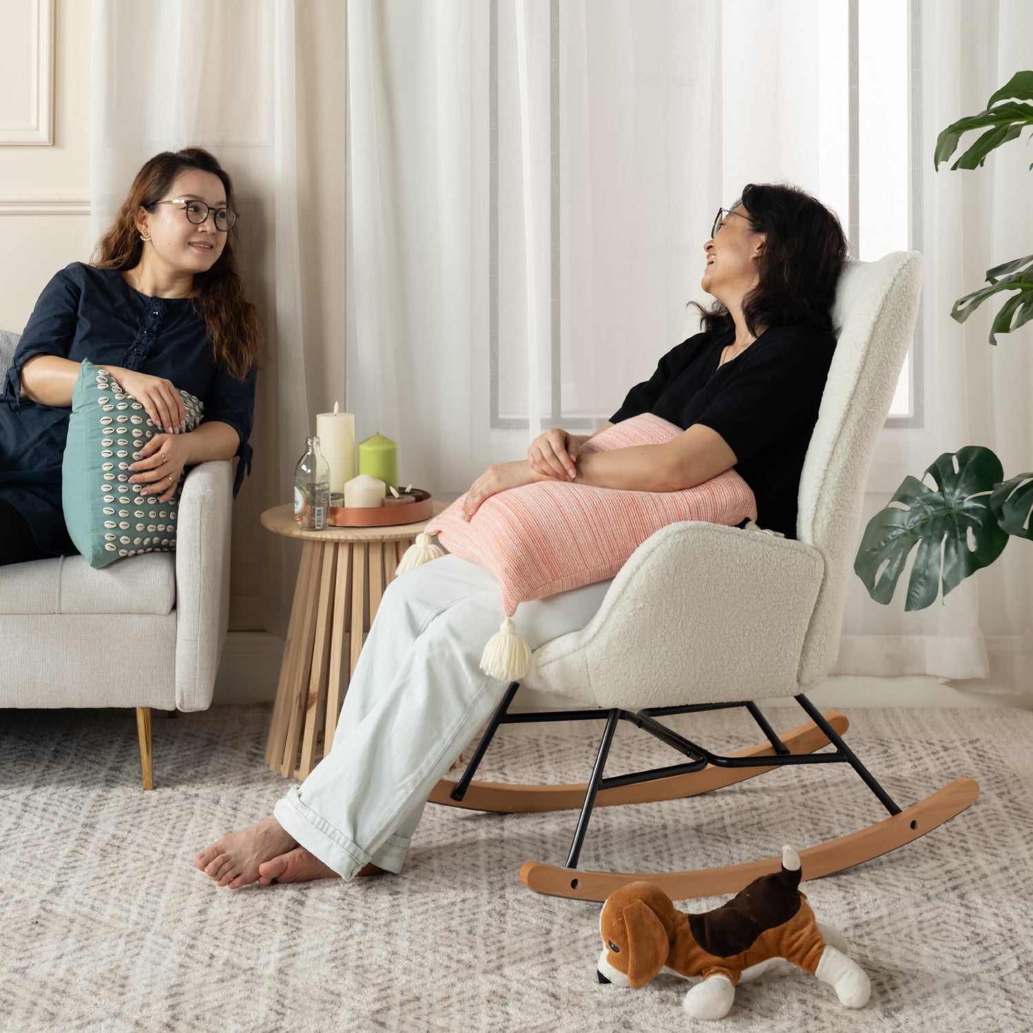 Fauteuil à bascule allaitement scandinave avec accoudoirs en tissu mouton bouclette beige à surpiqûres - FUNKEL