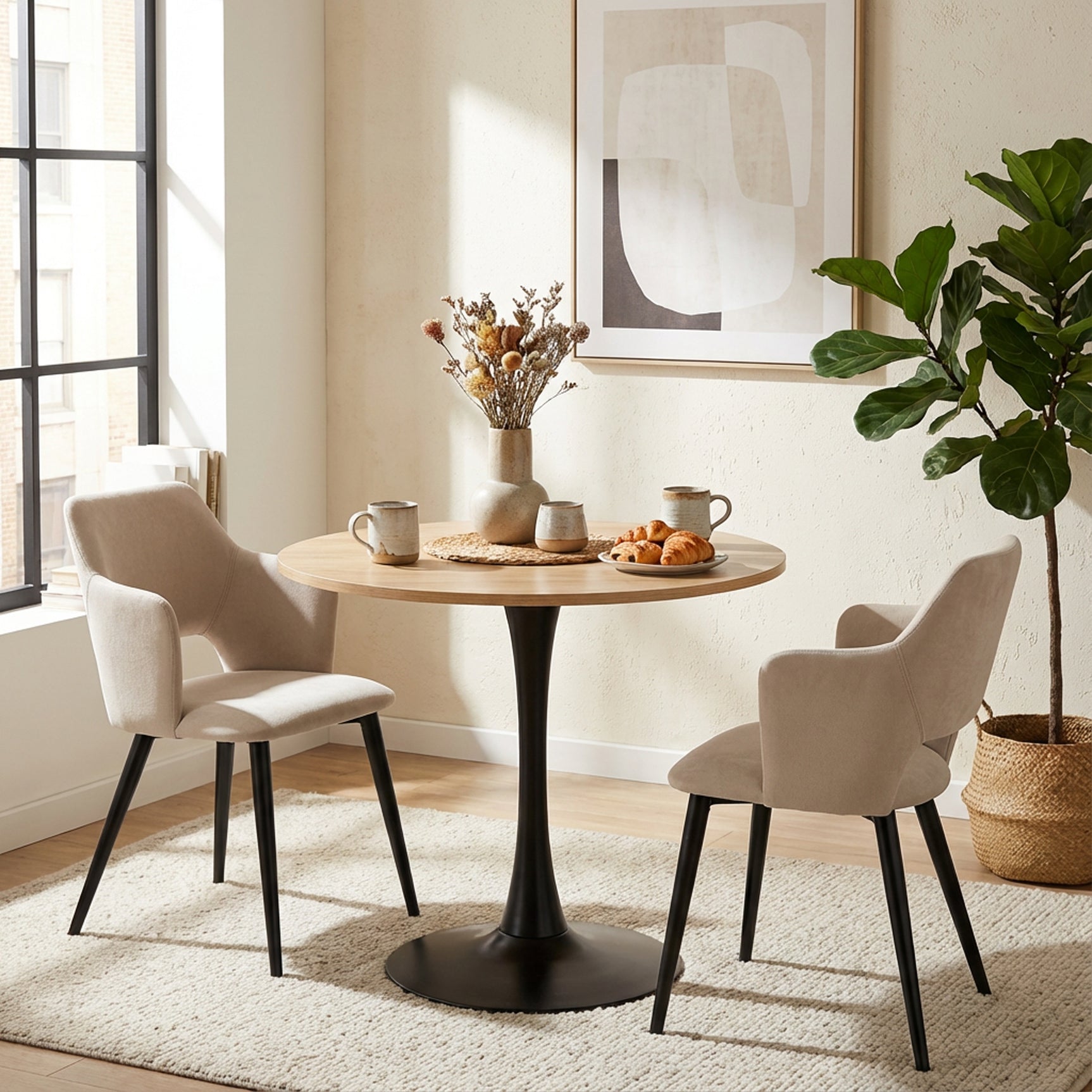 Ensemble de salle à manger composé d'une table ronde en chêne et de deux fauteuils en tissu beige, scandinave pour la salle à manger