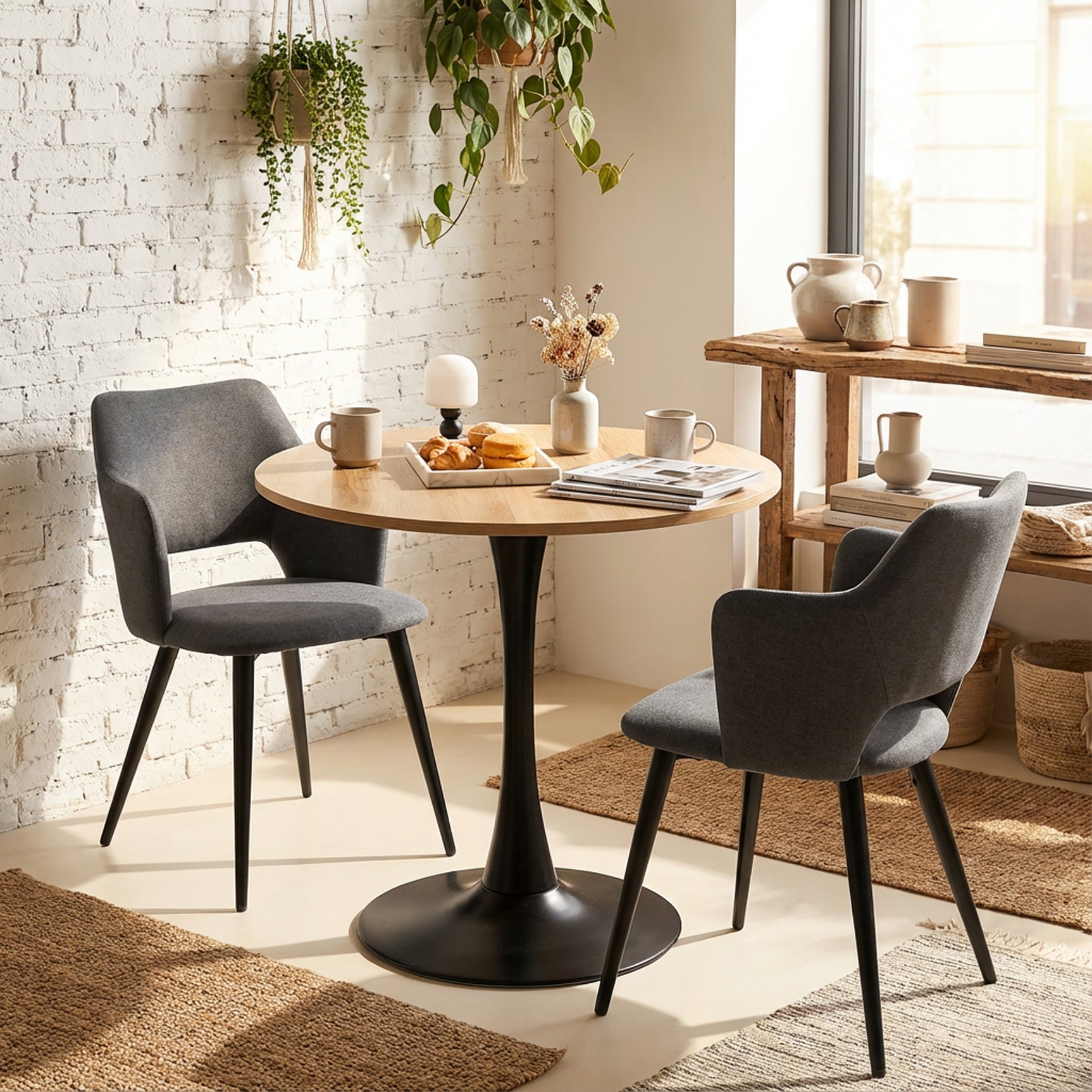 Ensemble de salle à manger composé d'une table ronde en chêne et de deux fauteuils en tissu gris, scandinave pour la salle à manger