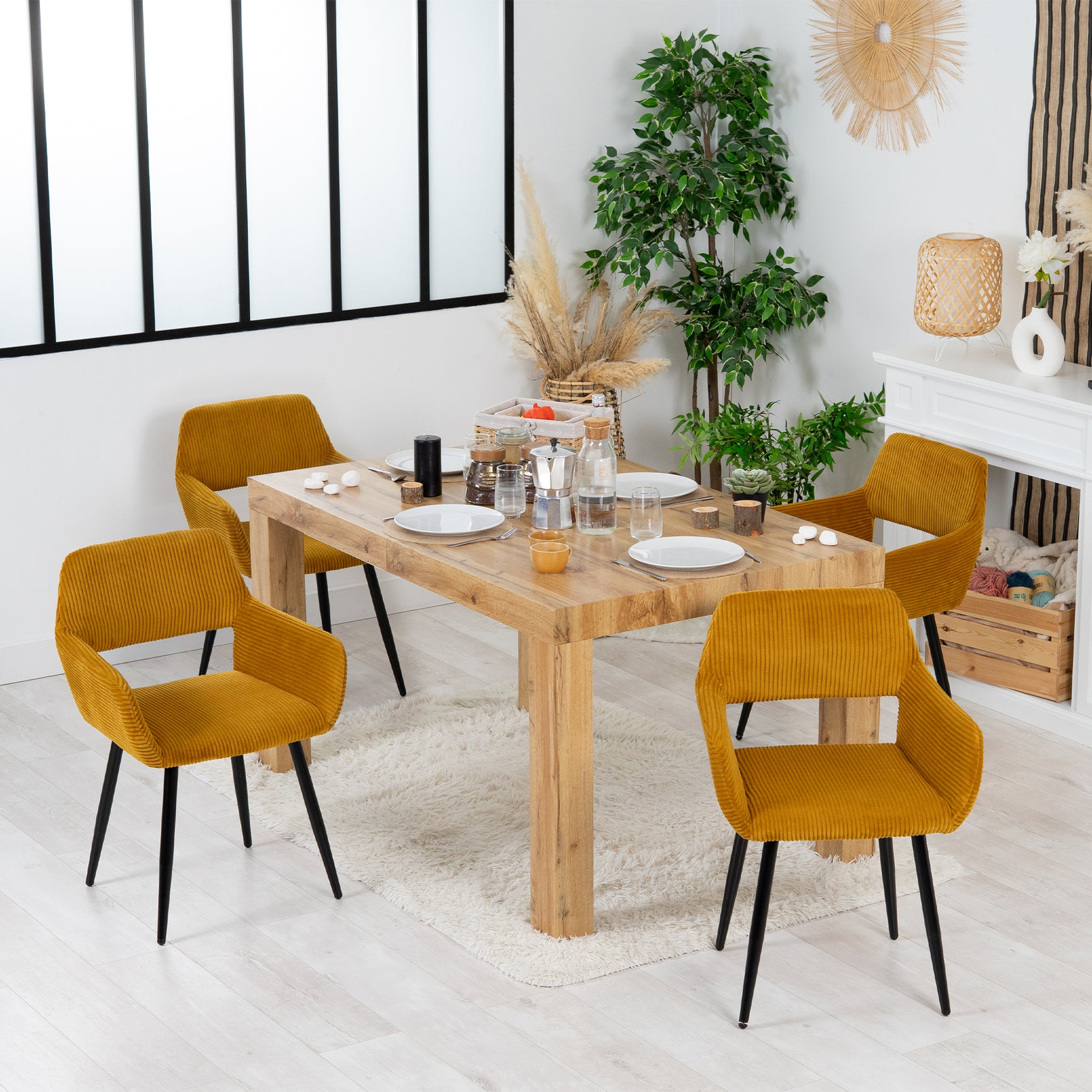 Set aus 4 skandinavischen Esszimmersesseln mit Armlehnen aus safrangelbem Cord – CROMWELL CORDUROY