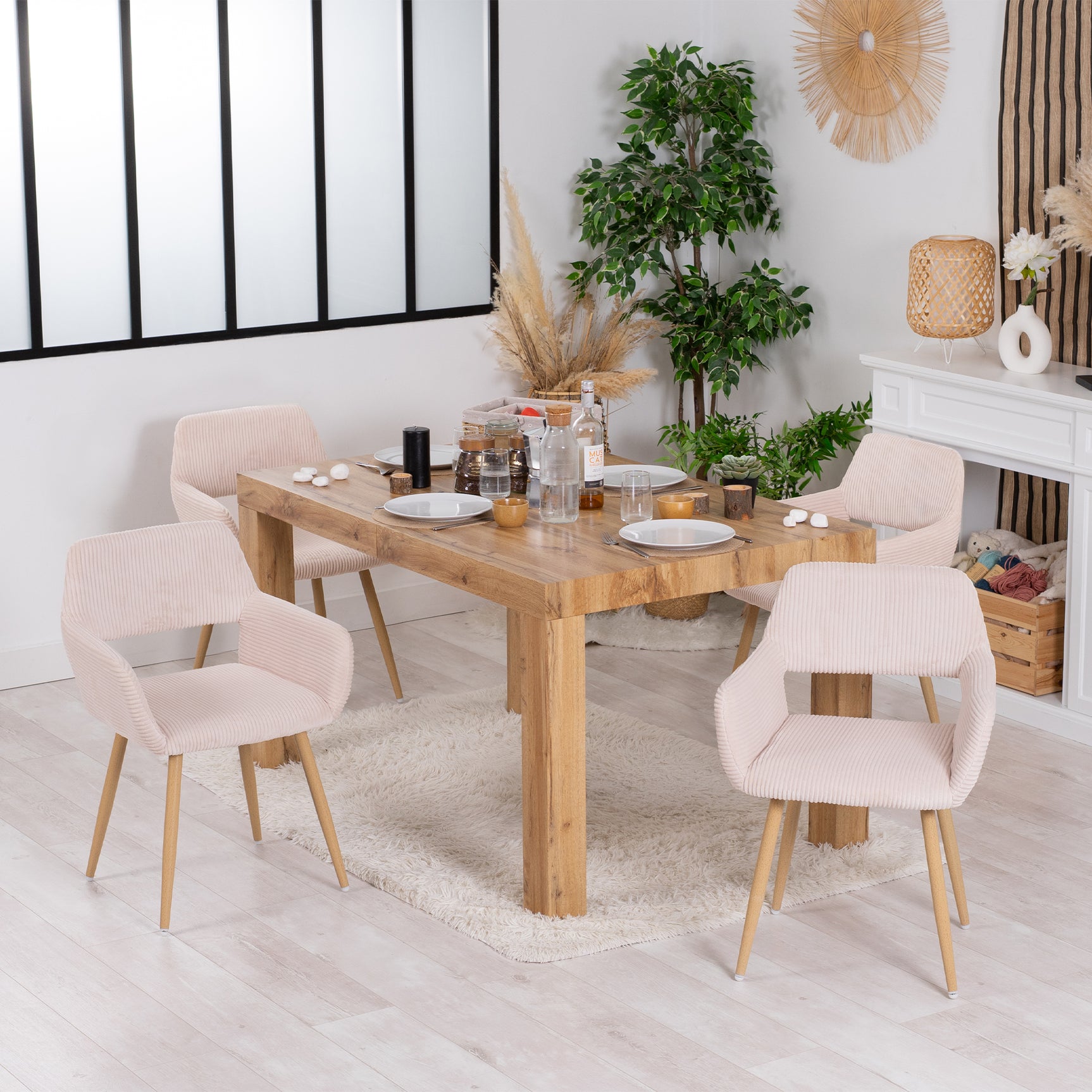 Set von 4 skandinavischen Esszimmer Sesseln mit beige Samtarmlehnen - Cromwell Cord