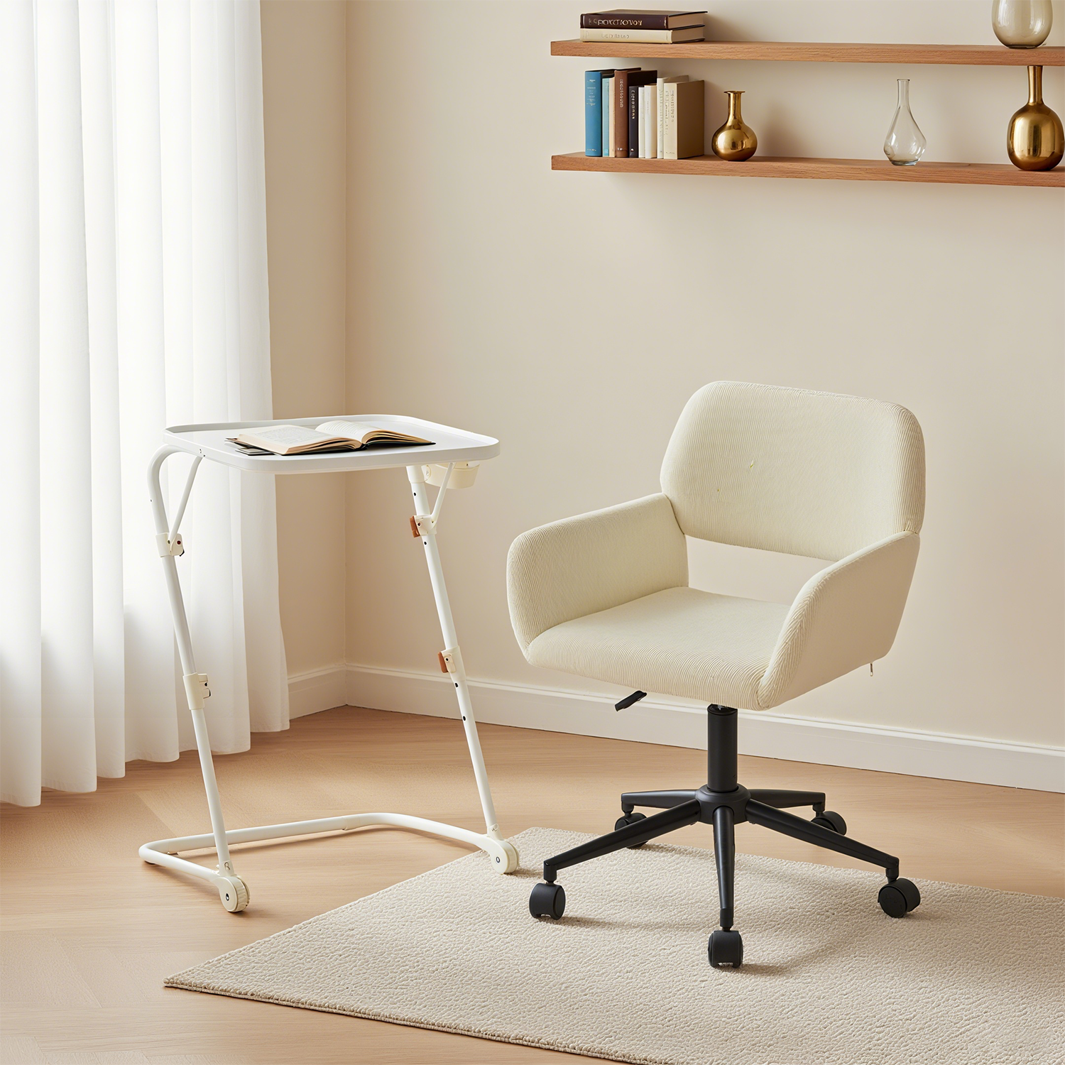 Ensemble avec table d’appoint blanche pliable et fauteuil de bureau en velours côtelé beige ââ‚?BASELINE & ROSS