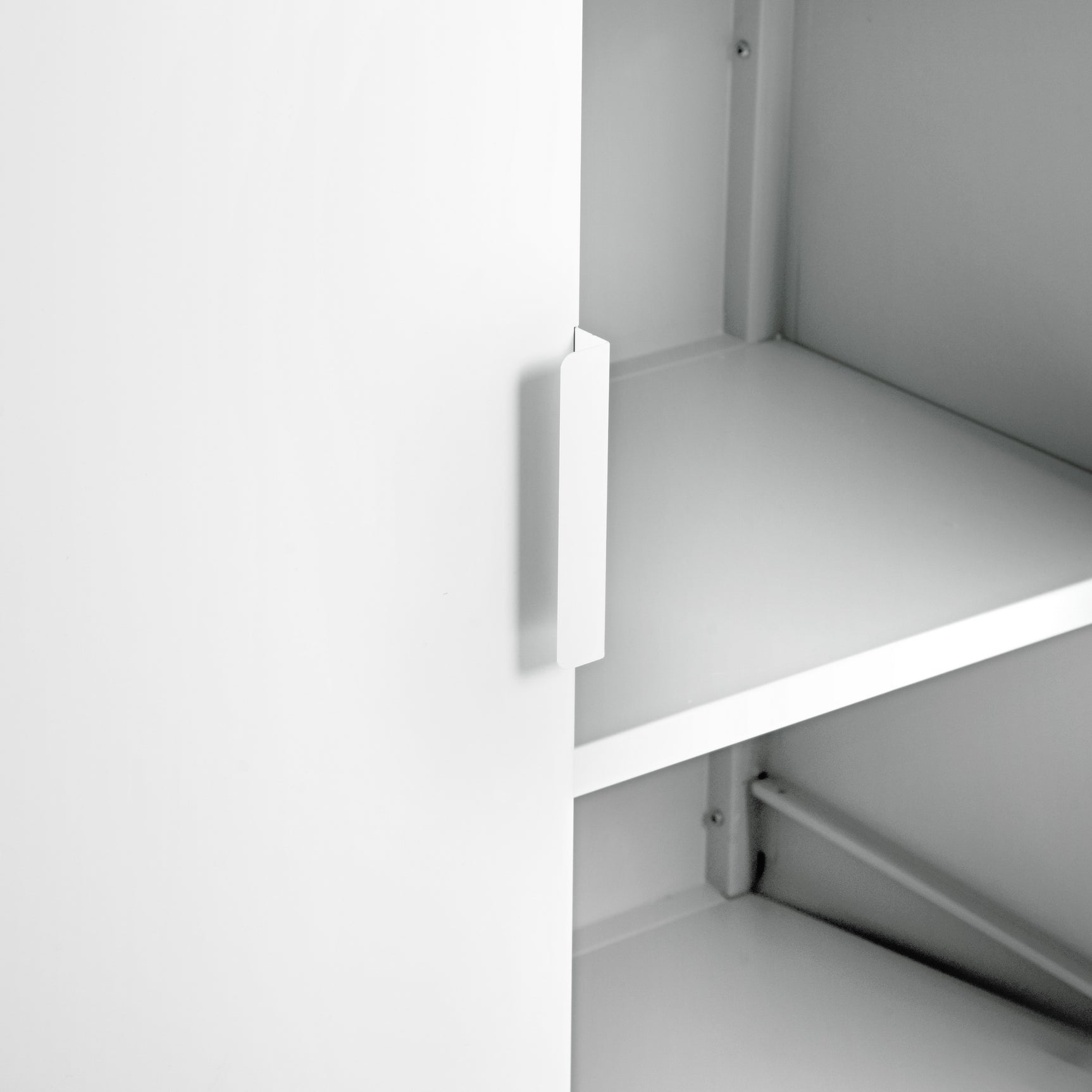 Weißes Metallschrank/Metallschließfach mit industriellem Stil mit Regalen und 2 Türen aus Walnuss