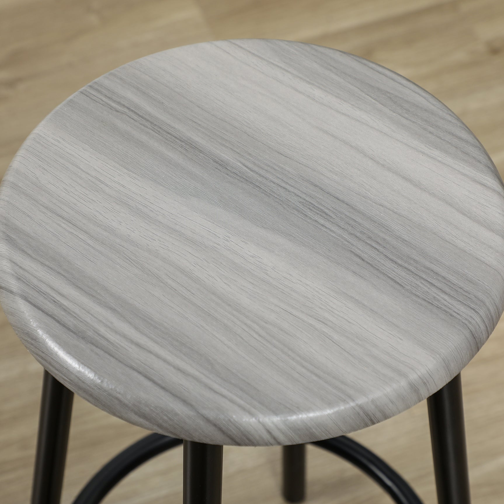 Hochtisch -Set mit vier grauen Industrie -Designhocker