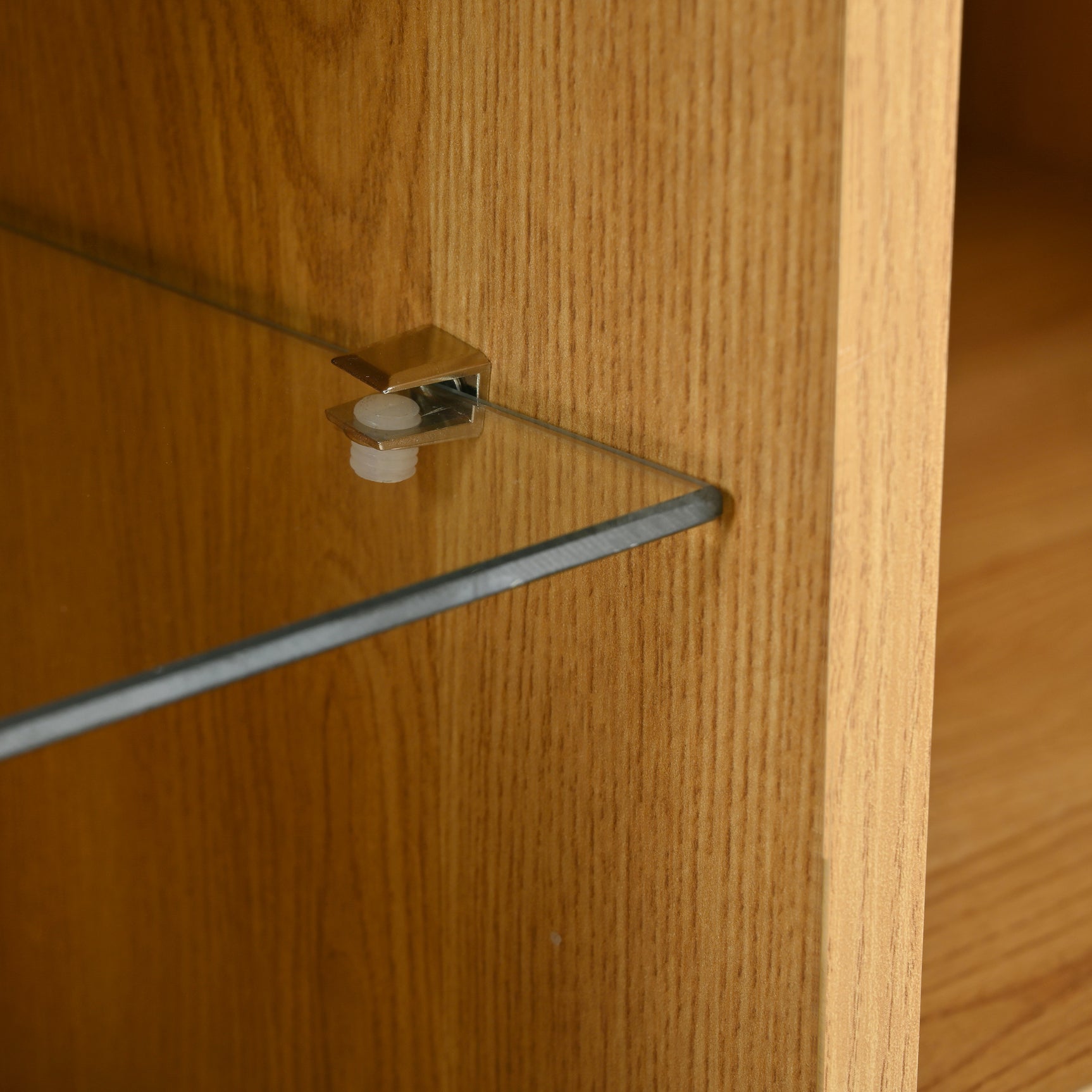 TV-Möbel mit Schublade, 3 Türen, 2 Glasnischen und LED-Beleuchtung, Schwarz und Naturholz