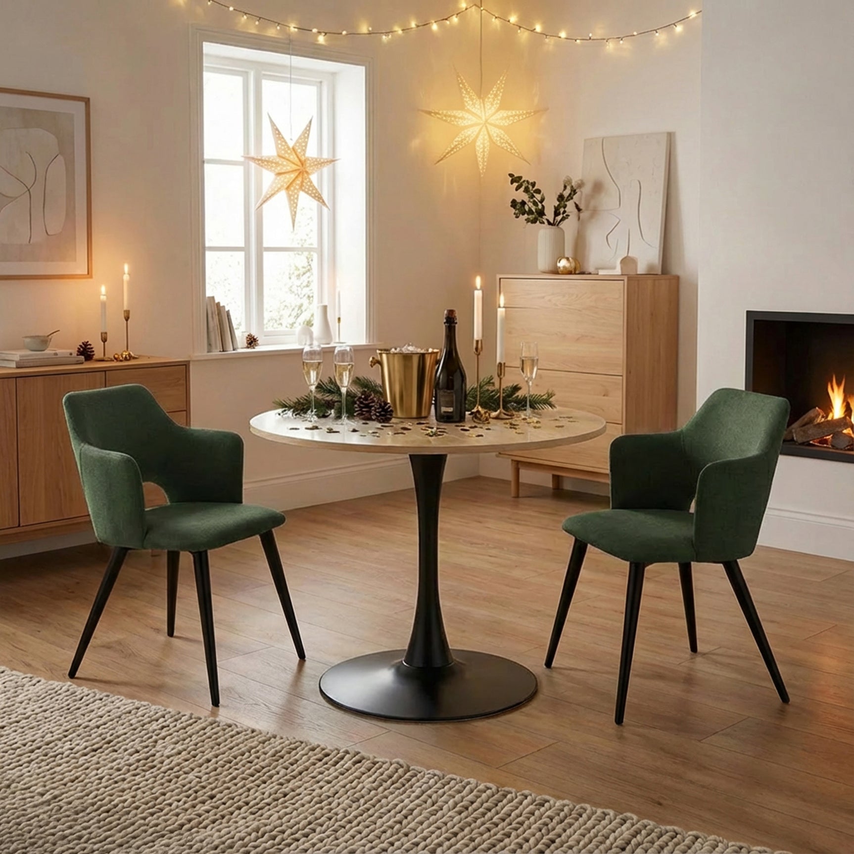 Ensemble de salle à manger composé d'une table ronde en chêne et de deux fauteuils en tissu vert, scandinave pour la salle à manger