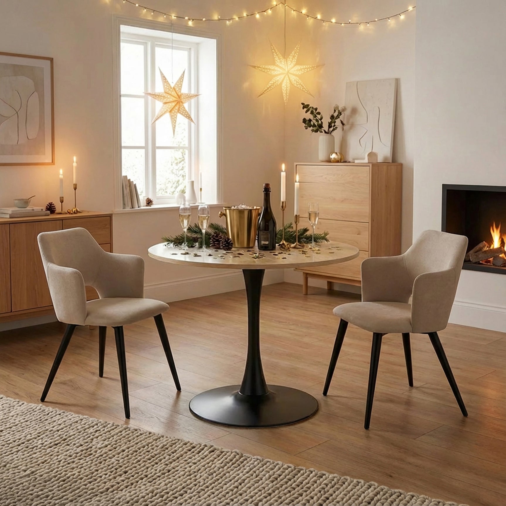 Ensemble de salle à manger composé d'une table ronde en chêne et de deux fauteuils en tissu beige, scandinave pour la salle à manger