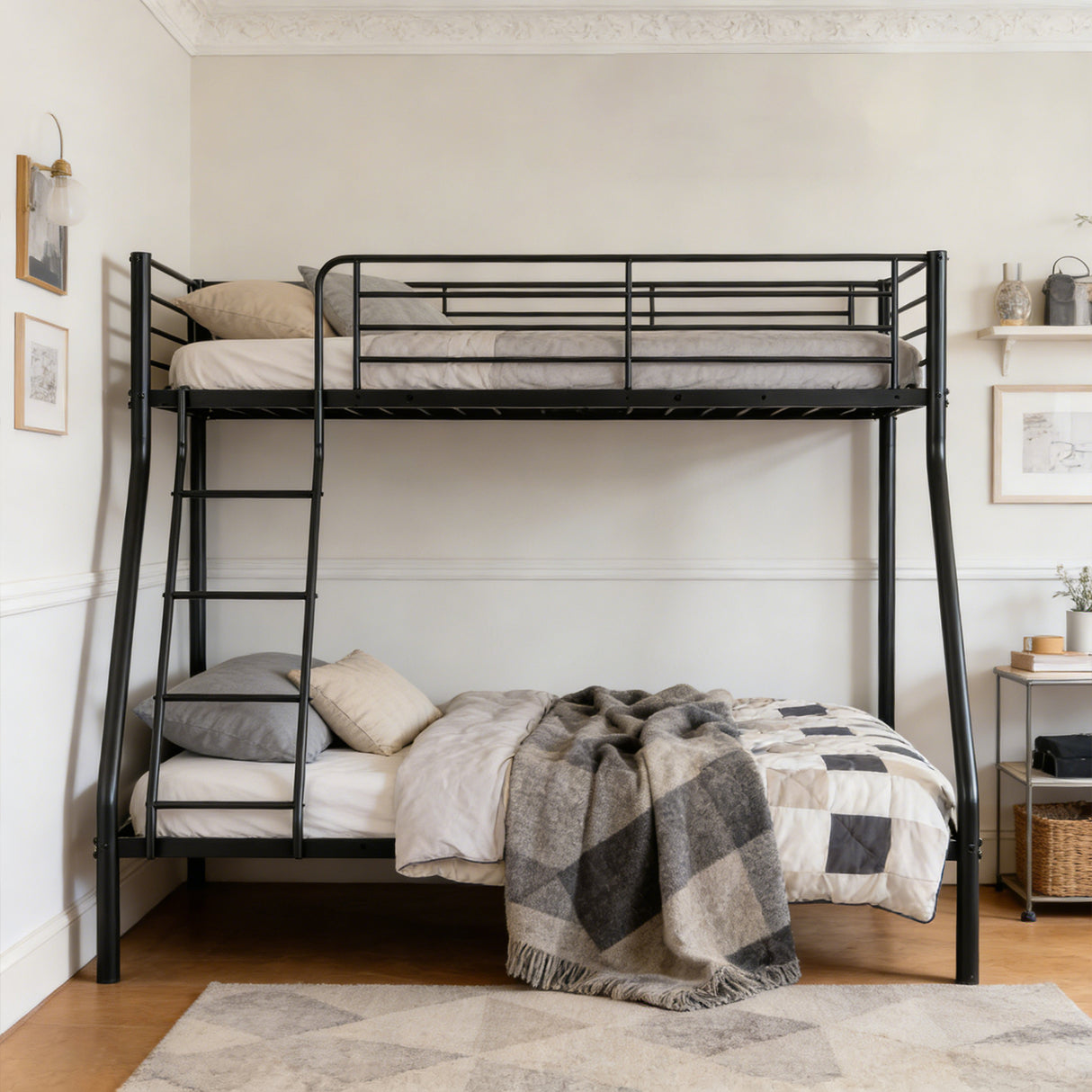 Lit superposé 3 places et 2 étages en métal noir avec échelle 140x190cm et 90x190cm (matelas non inclus) - JAZZ