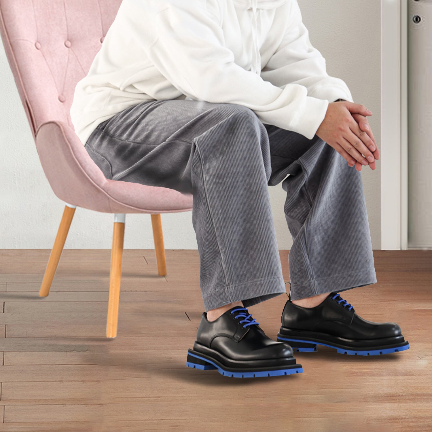 Fauteuil scandinave avec accoudoirs en tissu rose capitonné - KAS