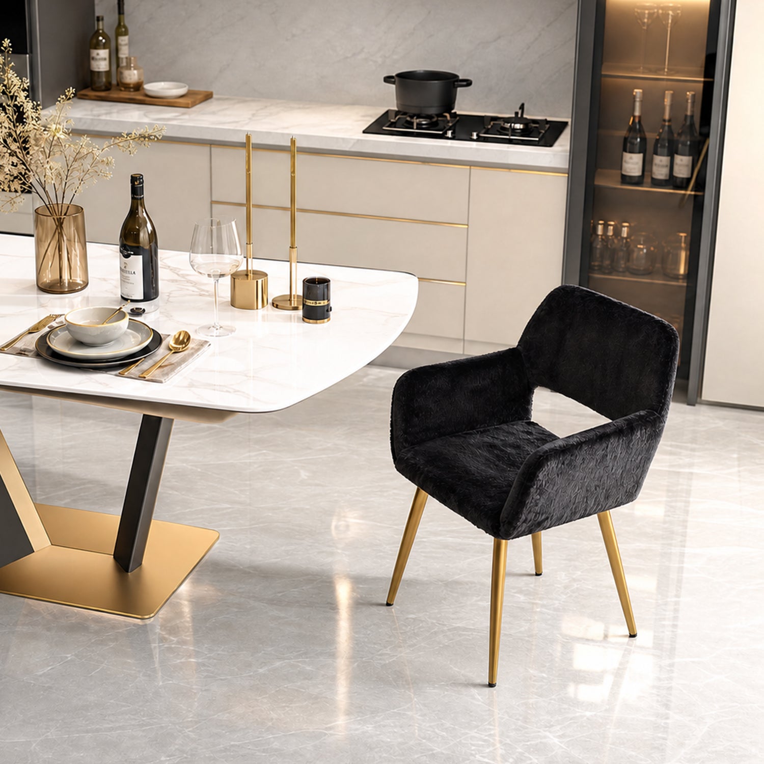 Chaise de salle à manger de style scandinave en fausse fourrure noire avec pieds en métal doré