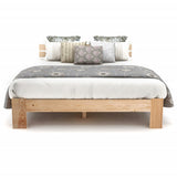 Lit double 140x200 cm en bois massif de pin naturel avec sommier à lattes et tête de lit, structure robuste et design intemporel, sans matelas.