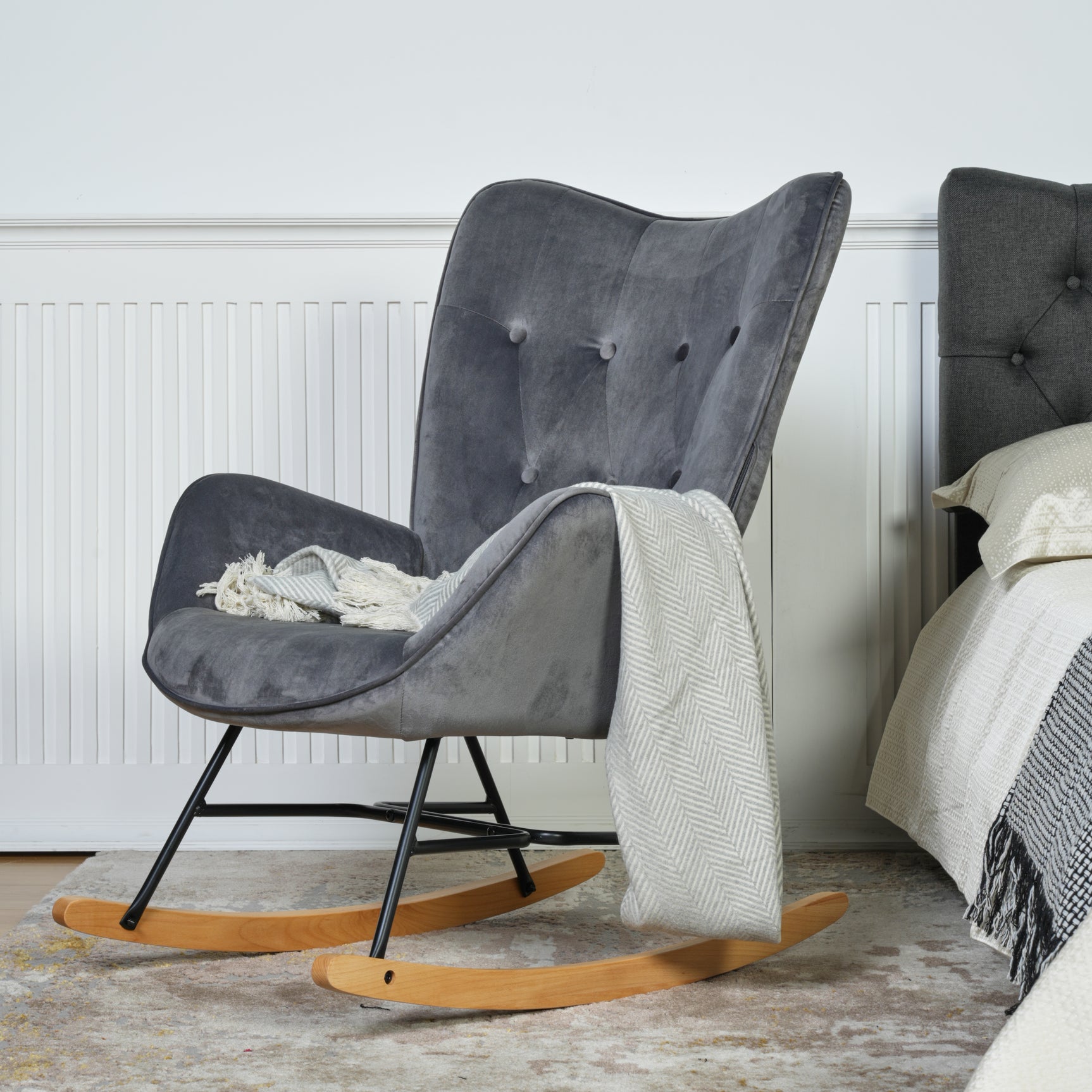 Fauteuil à bascule allaitement scandinave avec accoudoirs en velours gris capitonné - EPPING