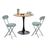 Ensemble de salle à manger de style scandinave comprenant une table ronde en chêne et quatre chaises pliantes grises