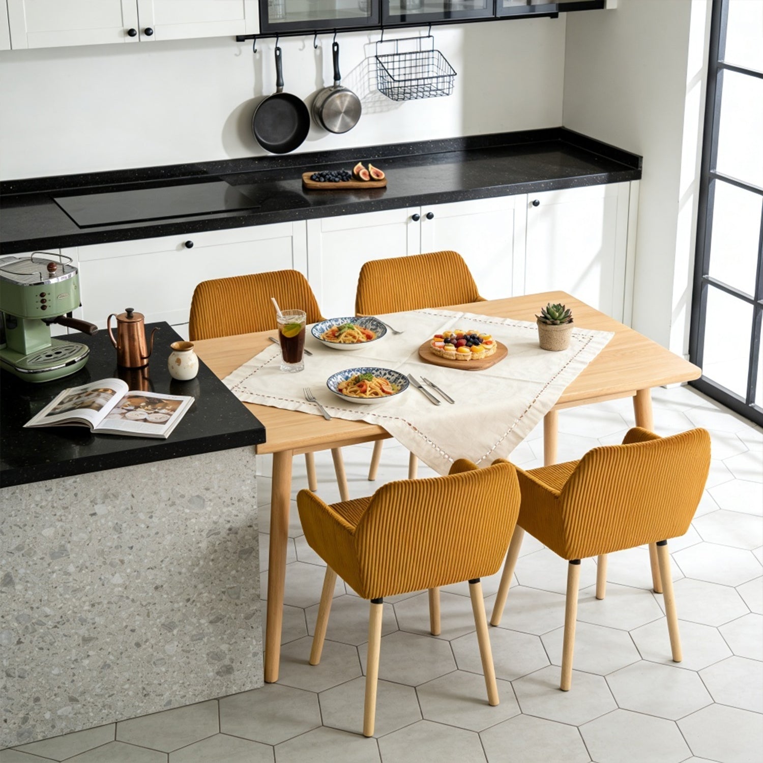 Lot de 4 chaises de salle à manger de style scandinave avec pieds en bois et accoudoirs en velours côtelé jaune - ELIA