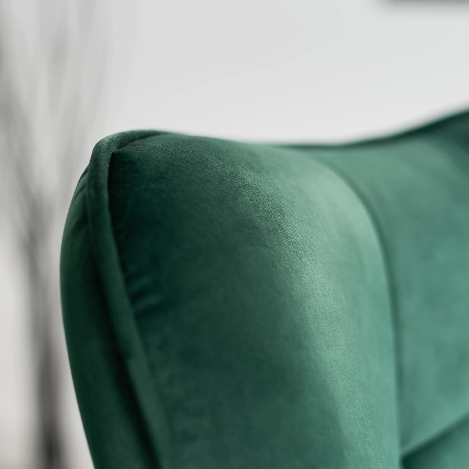 Sillón escandinavo con reposabrazos de terciopelo verde con costuras - Funkel