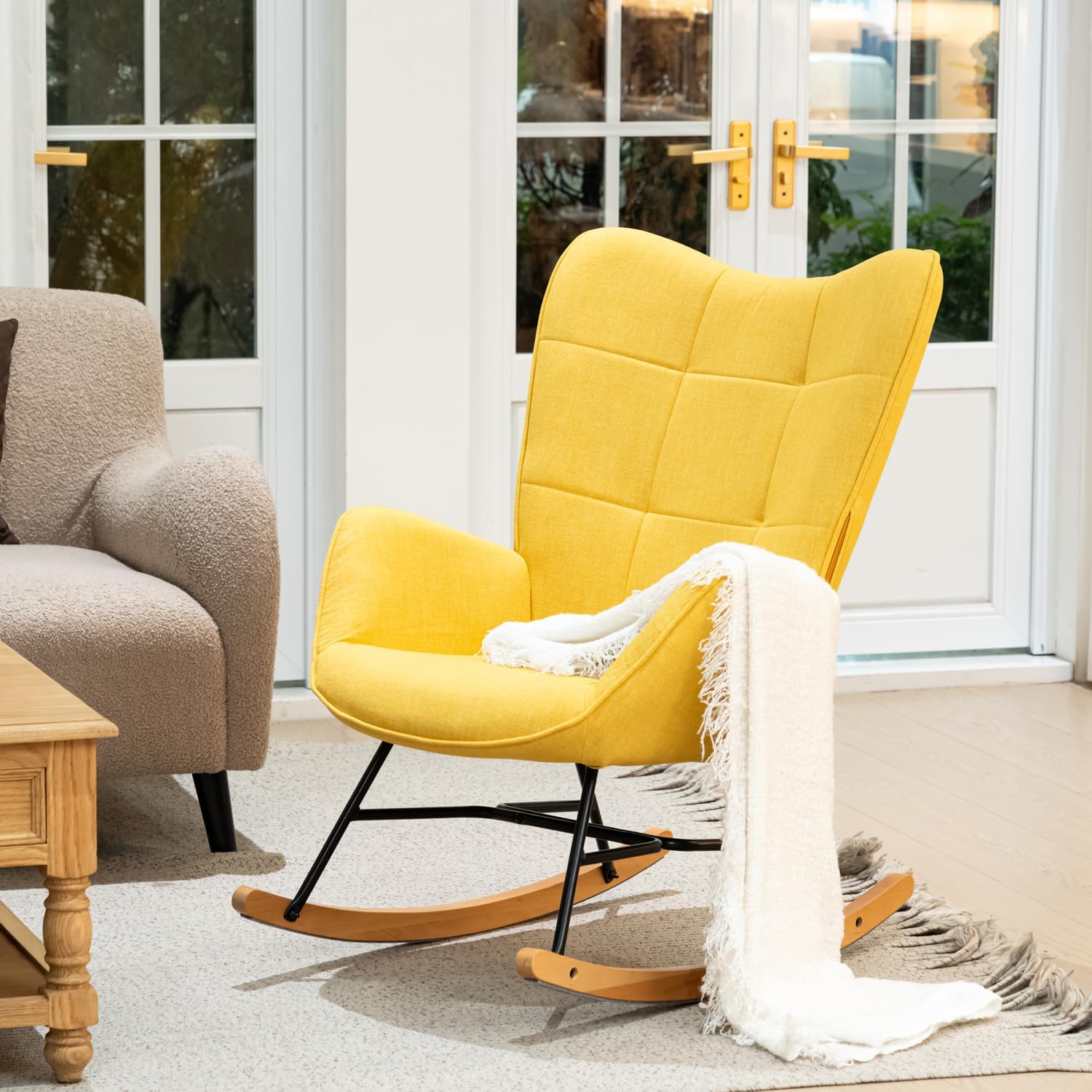 Poltrona scandinava che allatta al seno con bracciale in tessuto giallo con cuciture - Kelan