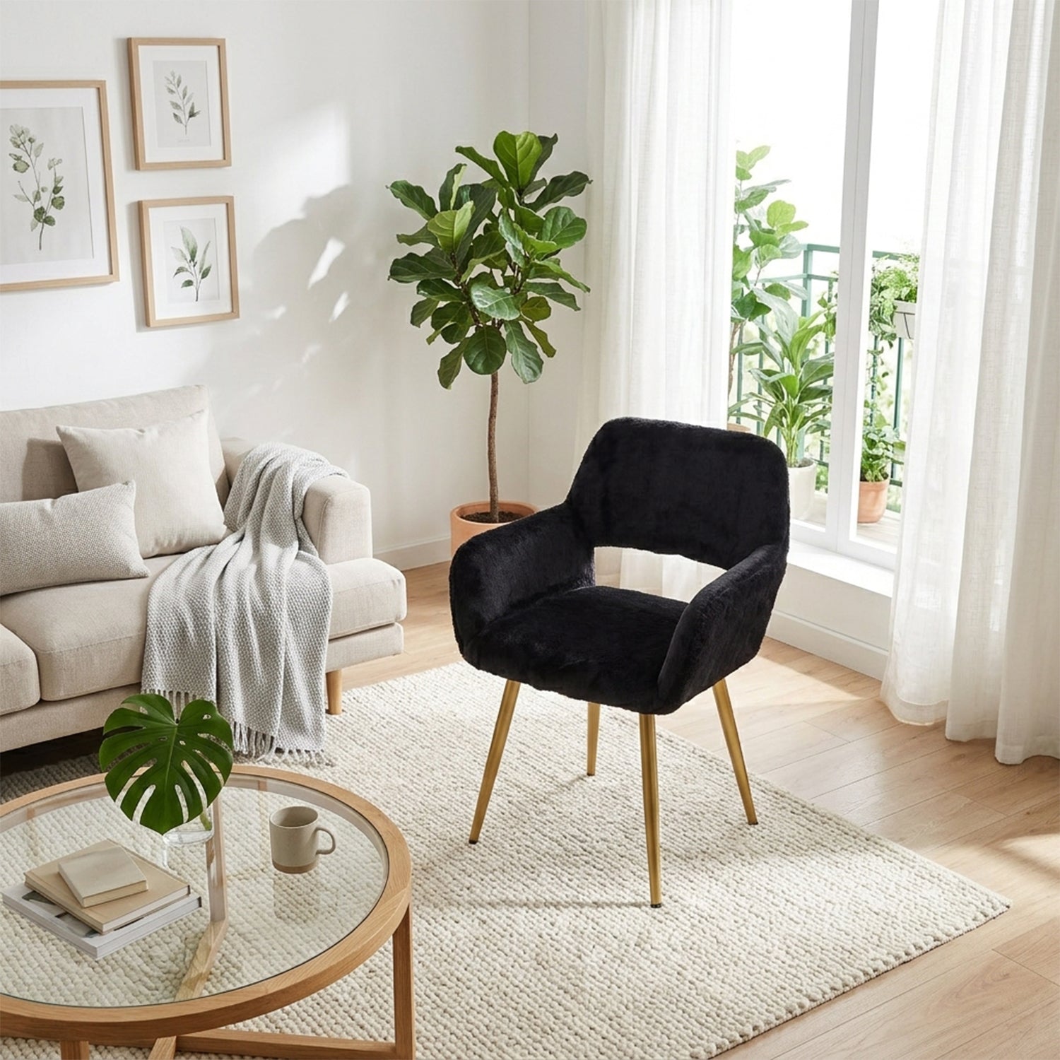 Chaise de salle à manger de style scandinave en fausse fourrure noire avec pieds en métal doré