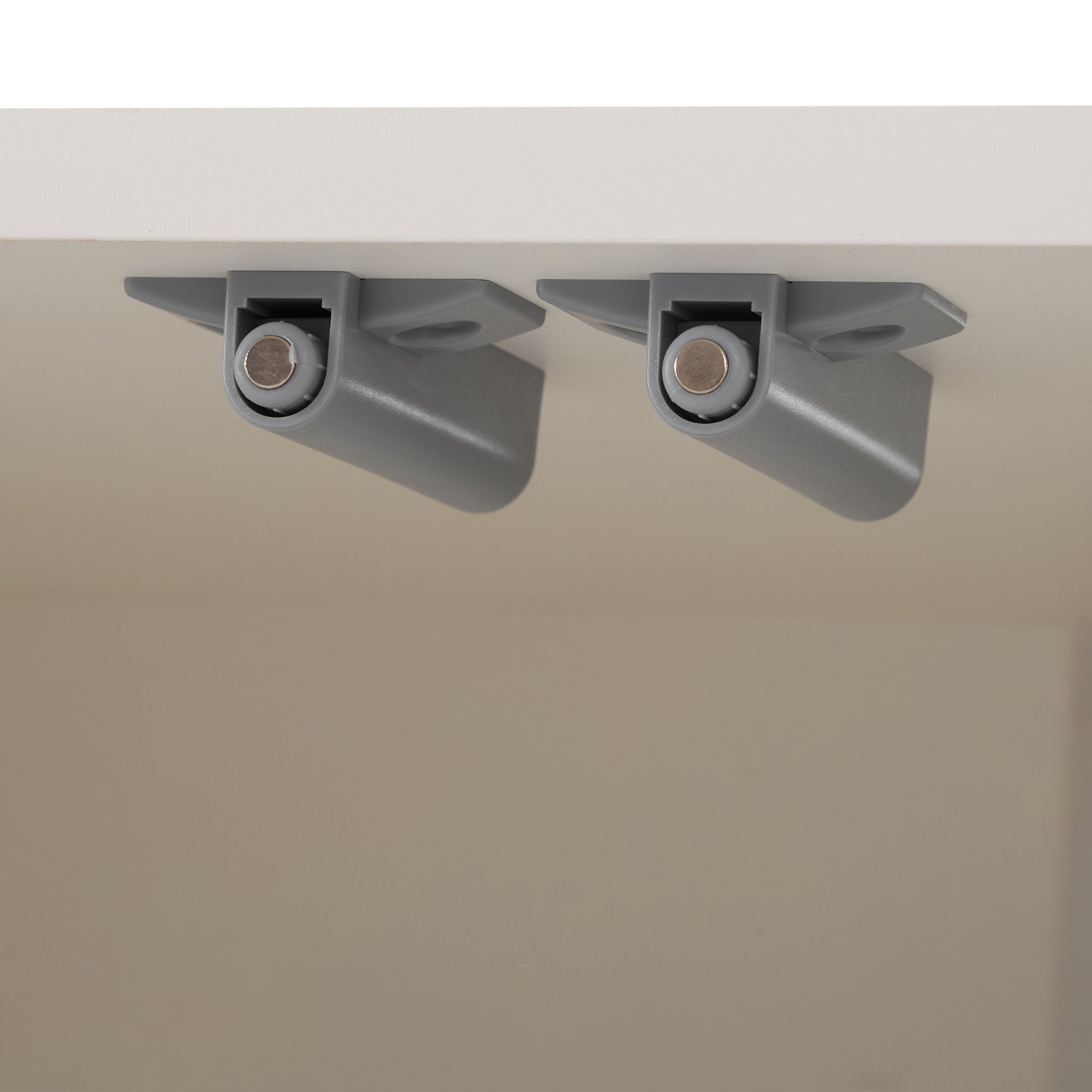 Meuble à chaussures blanc avec étagères réglables, commode minimaliste pour l'entrée, avec pieds en bois massif