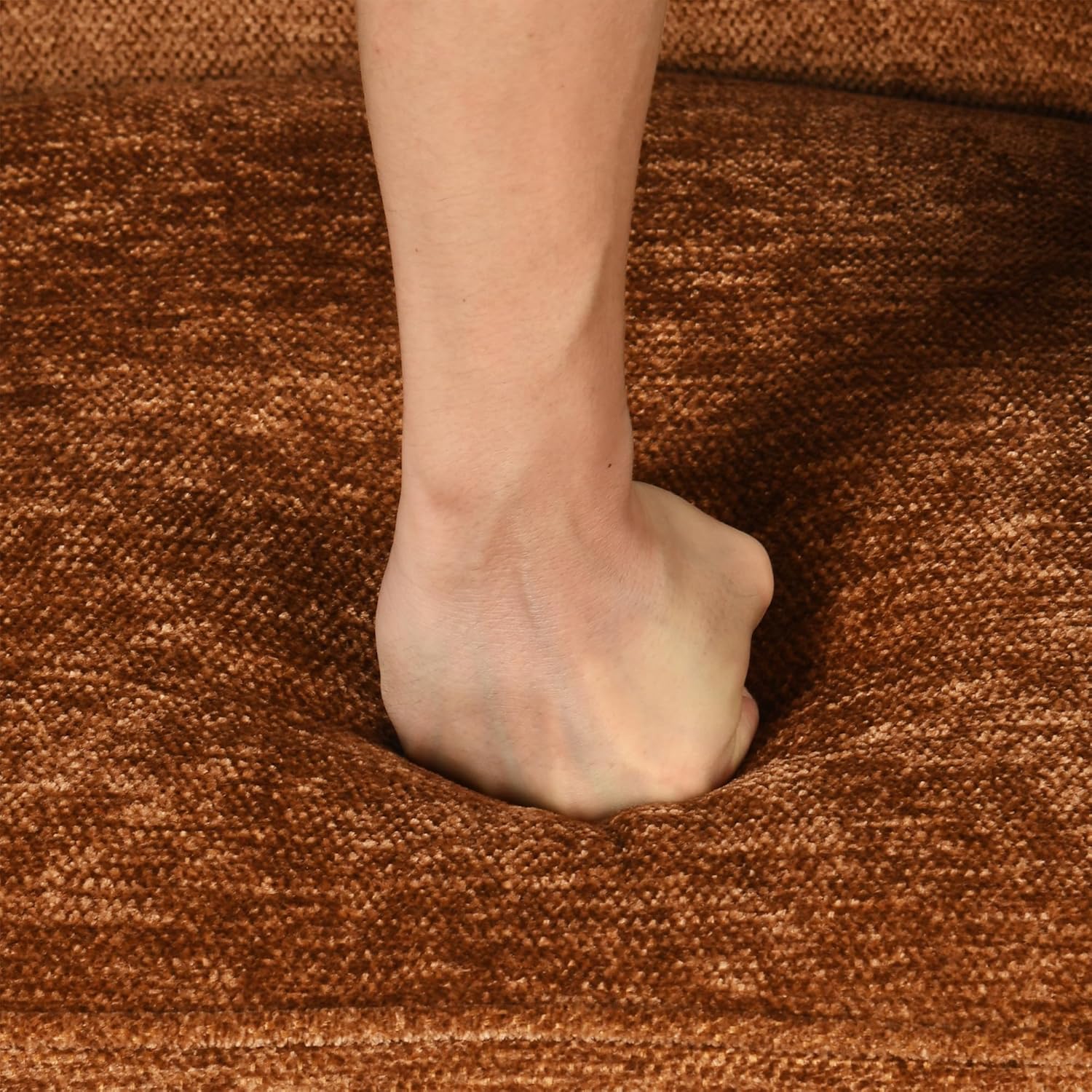 Fauteuil scandinave relax en tissu chenille marron caramel avec accoudoirs et pieds en métal noir ââ‚?MARRIAM