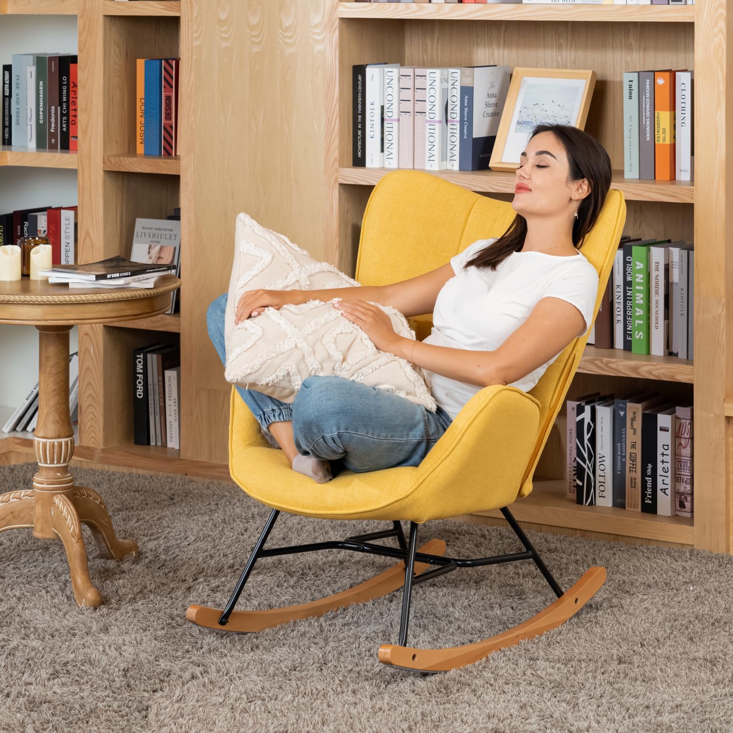 Poltrona scandinava che allatta al seno con bracciale in tessuto giallo con cuciture - Kelan