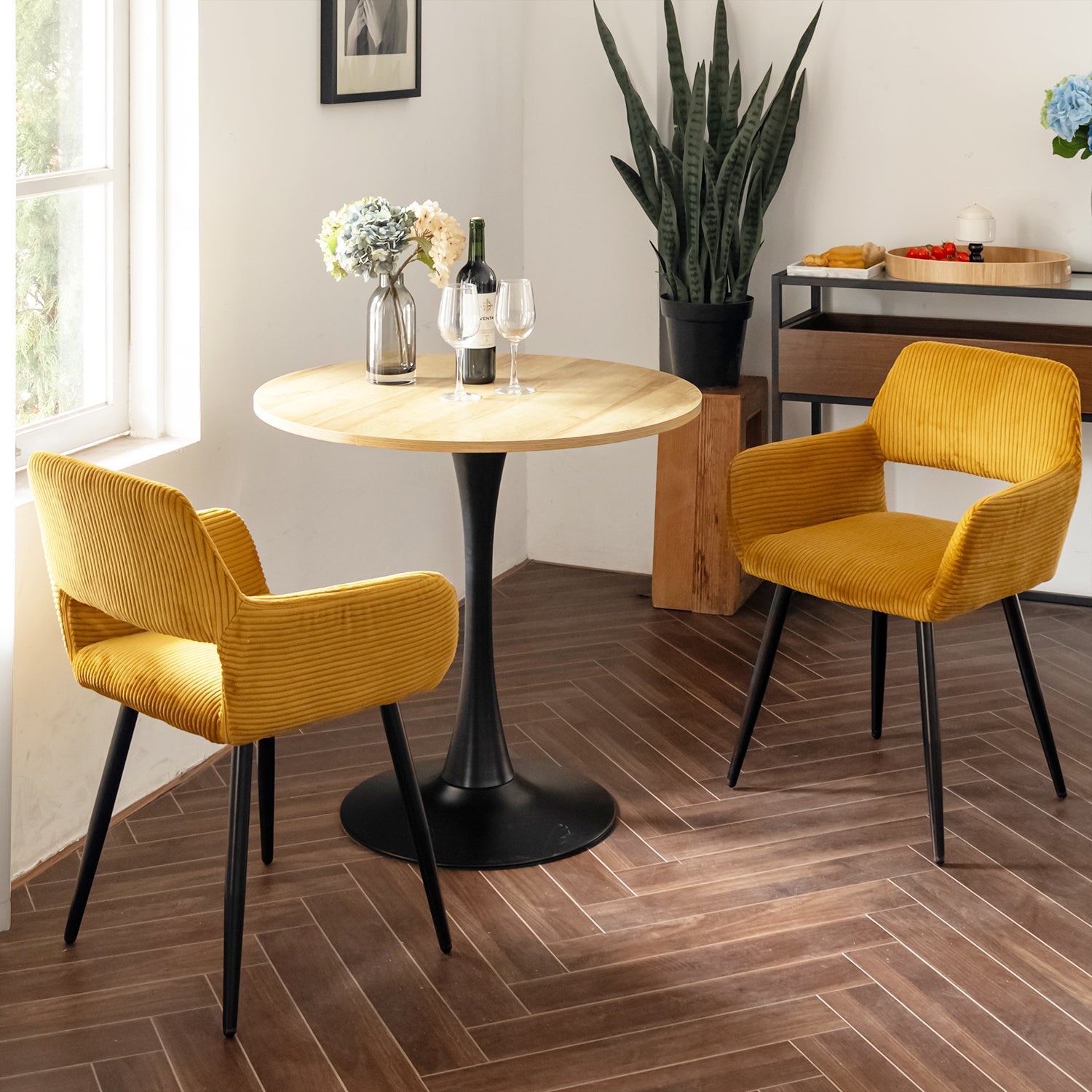 Ensemble de salle à manger de style scandinave comprenant une table ronde en chêne et 2 chaises en velours côtelé jaune