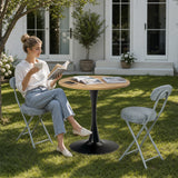 Ensemble de salle à manger de style scandinave comprenant une table ronde en chêne et quatre chaises pliantes grises