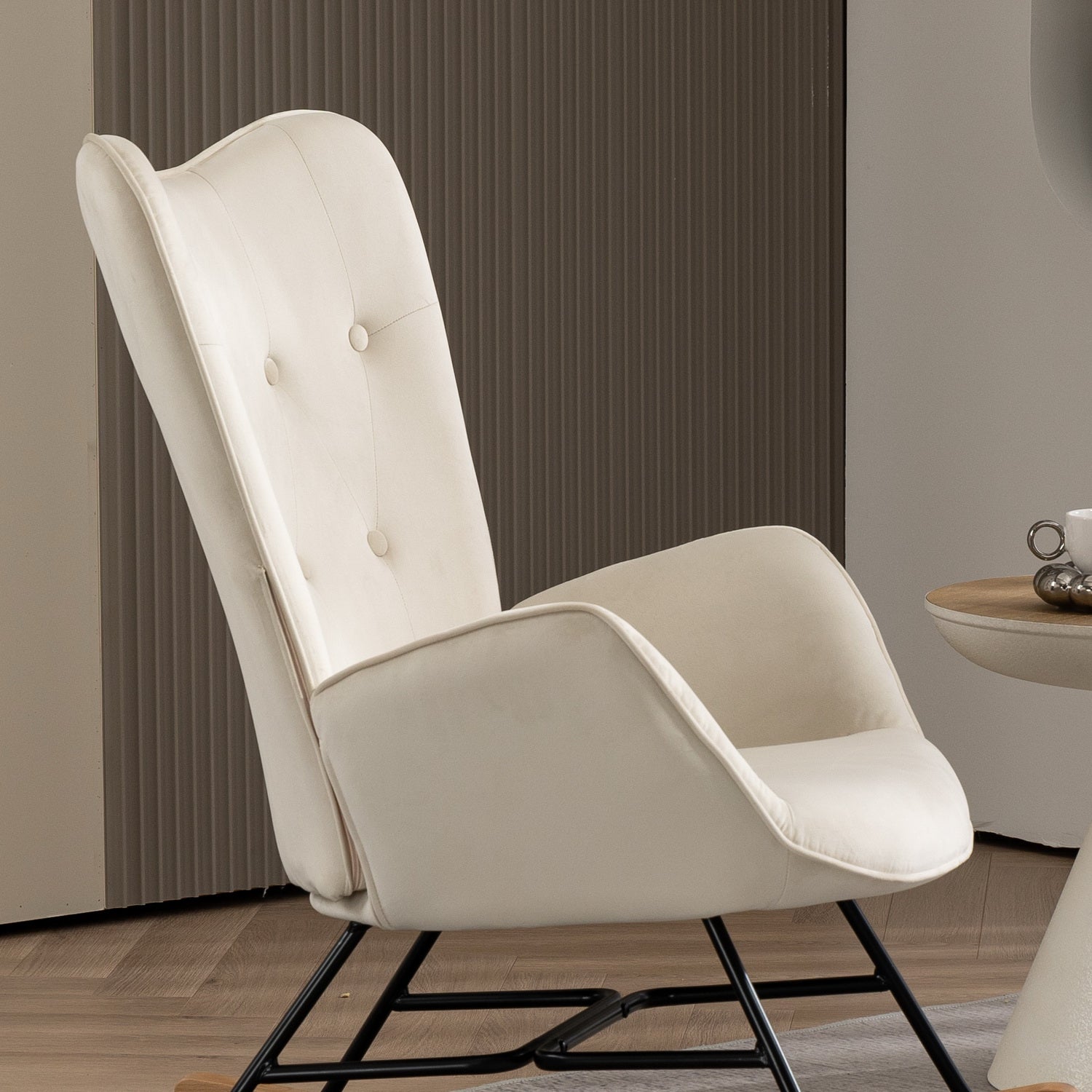 Comoda sedia a dondolo scandinava per allattamento in velluto beige imbottito - EPPING BEIGE