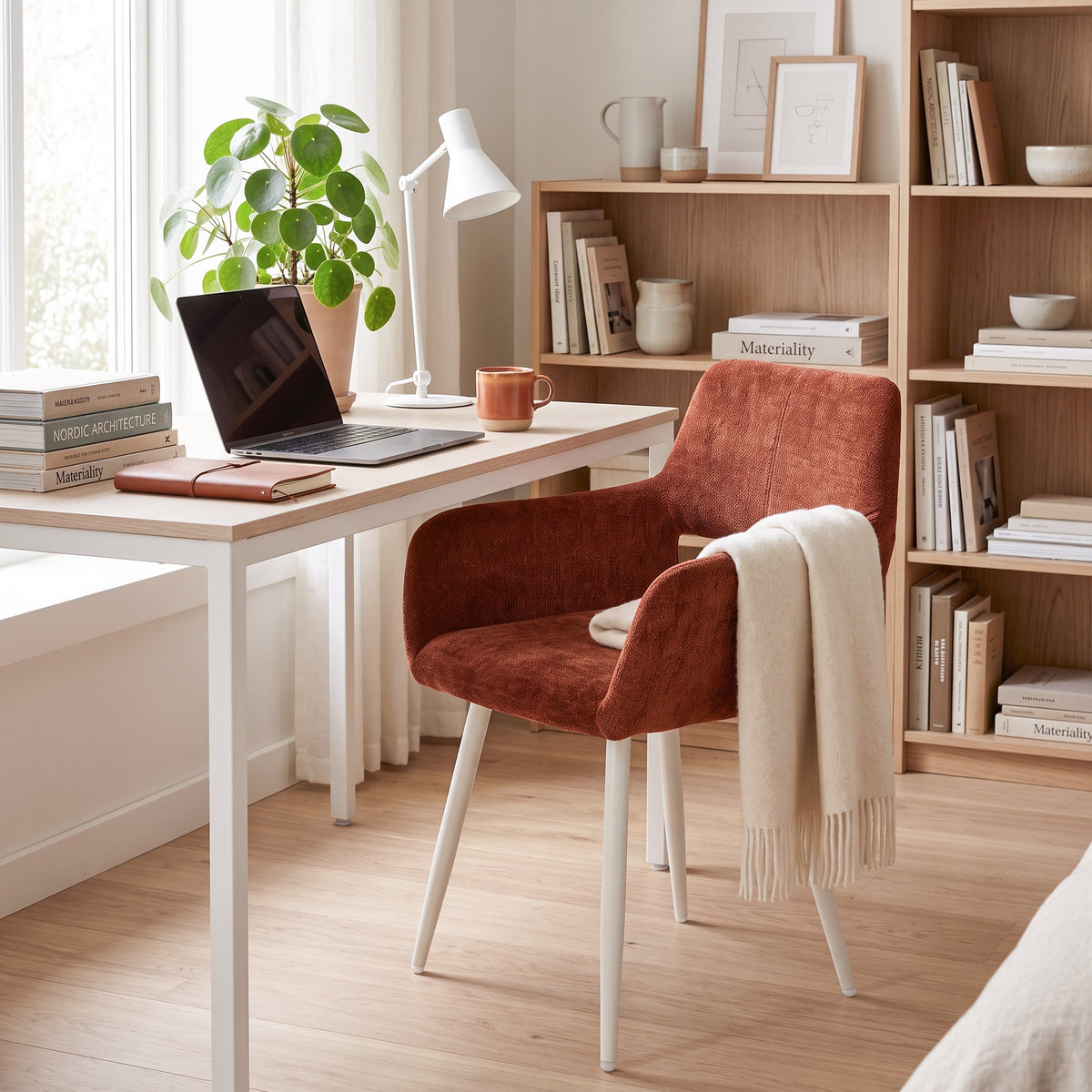 Lot de 2 fauteuils de salle à manger scandinaves avec accoudoirs en chenille terracotta - CROMWELL