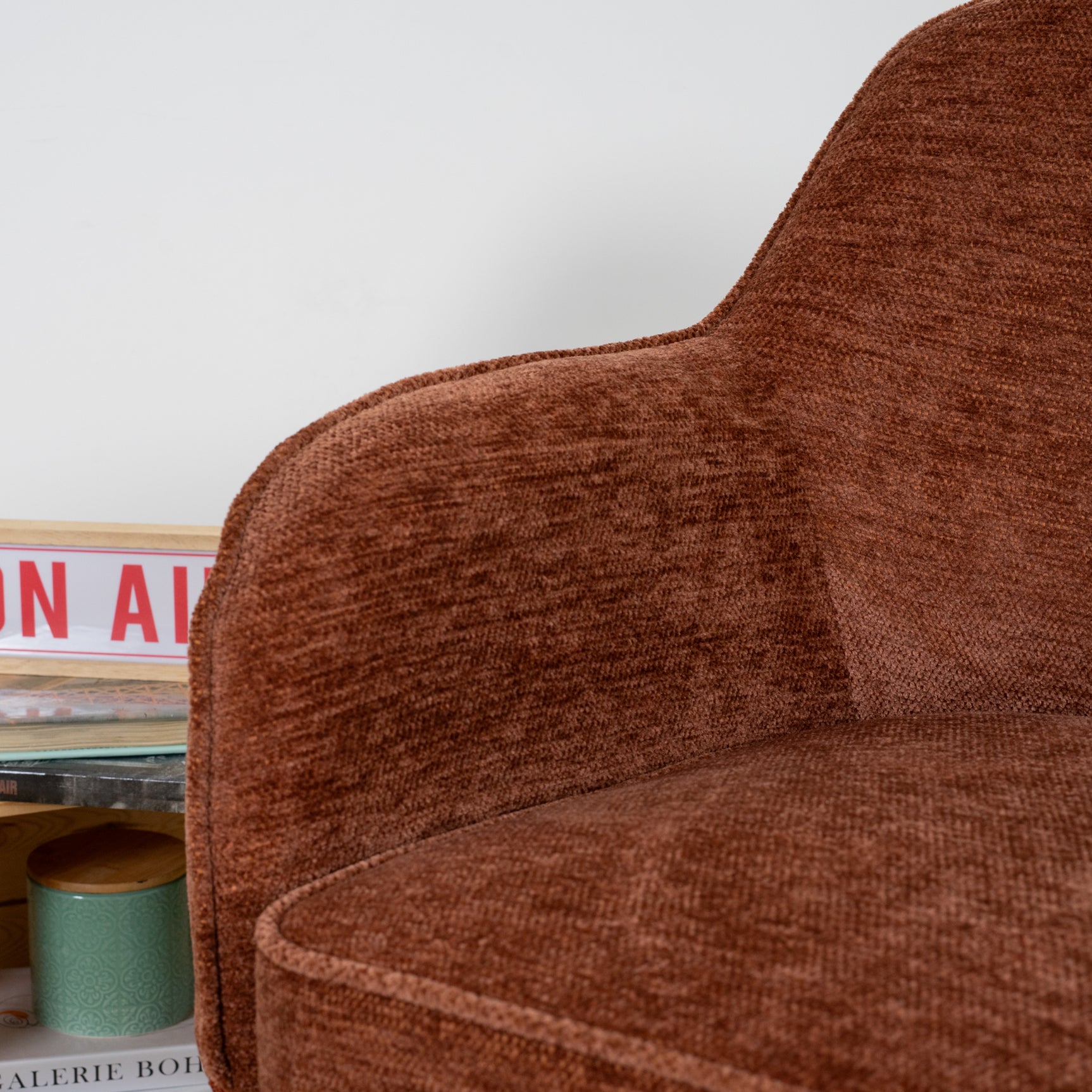 Fauteuil scandinave relax en tissu chenille marron caramel avec accoudoirs et pieds en métal noir ââ‚?MARRIAM