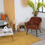 Fauteuil scandinave relax en tissu chenille marron caramel avec accoudoirs et pieds en métal noir ââ‚?MARRIAM