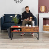 Table basse relevable style industriel avec rangement caché, plateau élévateur et pochette latérale, bois vintage et métal noir - ZOLA