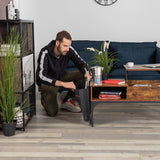 Table basse relevable style industriel avec rangement caché, plateau élévateur et pochette latérale, bois vintage et métal noir - ZOLA