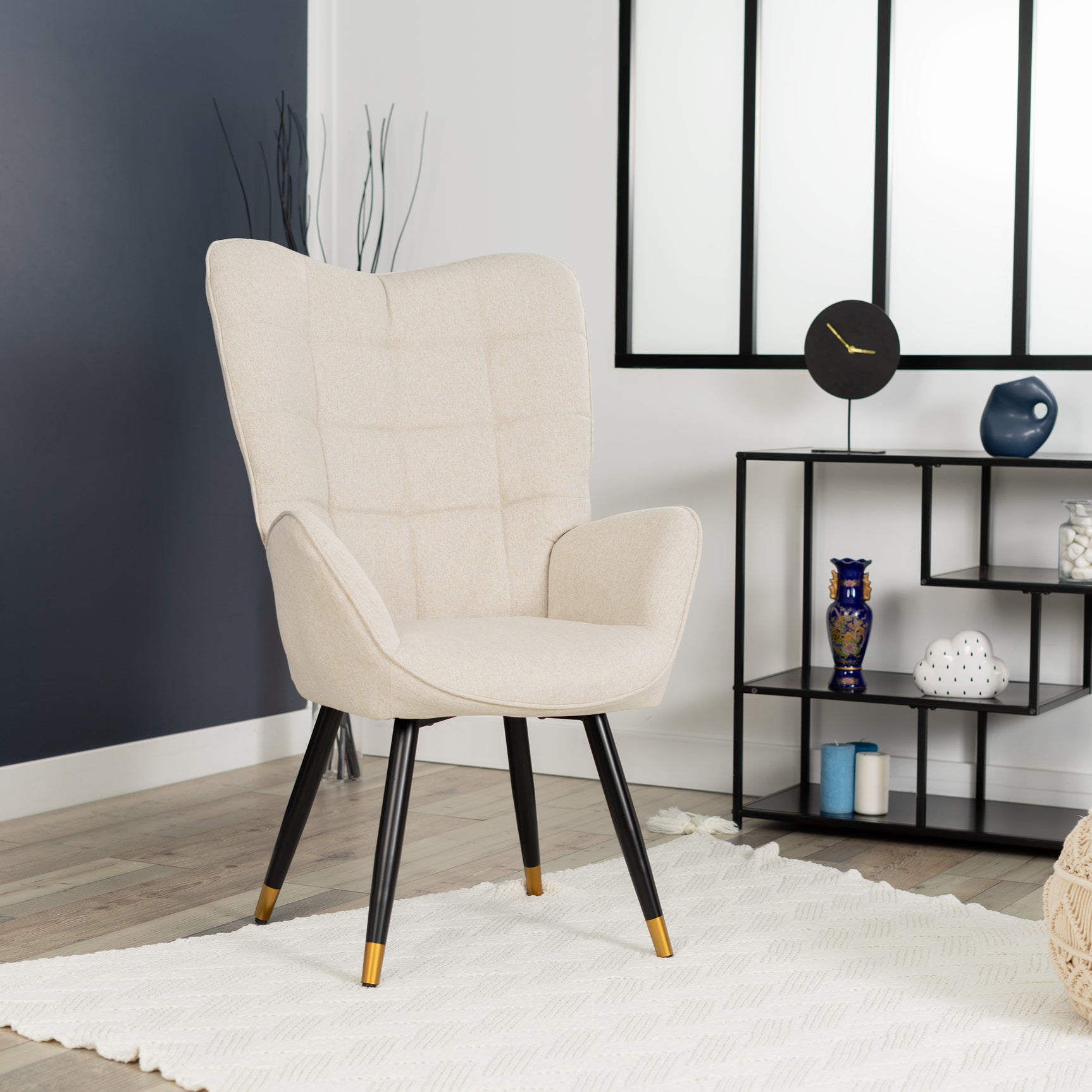 Fauteuil scandinave avec accoudoirs en tissu beige à surpiqûres - FUNKEL