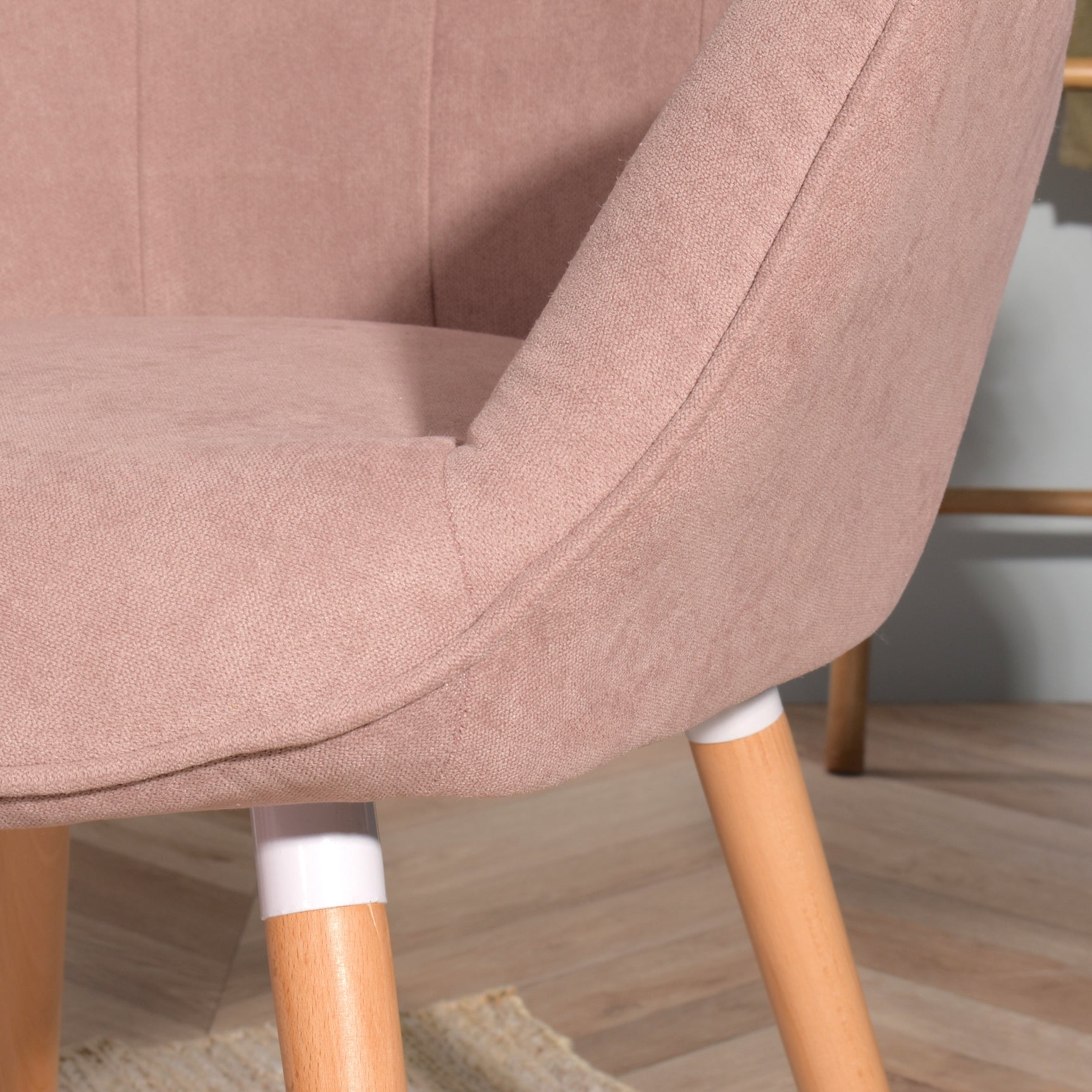 Fauteuil scandinave avec accoudoirs en tissu rose capitonné - KAS
