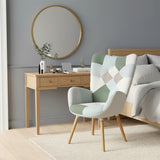 Fauteuil scandinave avec accoudoirs en tissu patchwork aqua à surpiqûres - FUNKEL