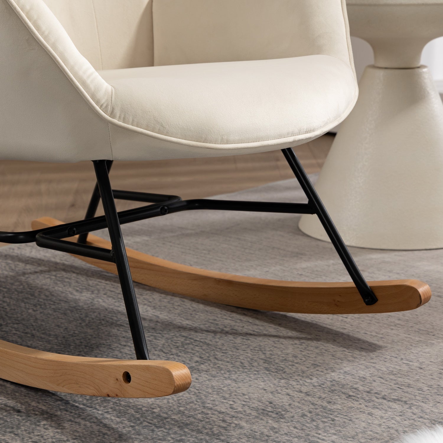 Comoda sedia a dondolo scandinava per allattamento in velluto beige imbottito - EPPING BEIGE