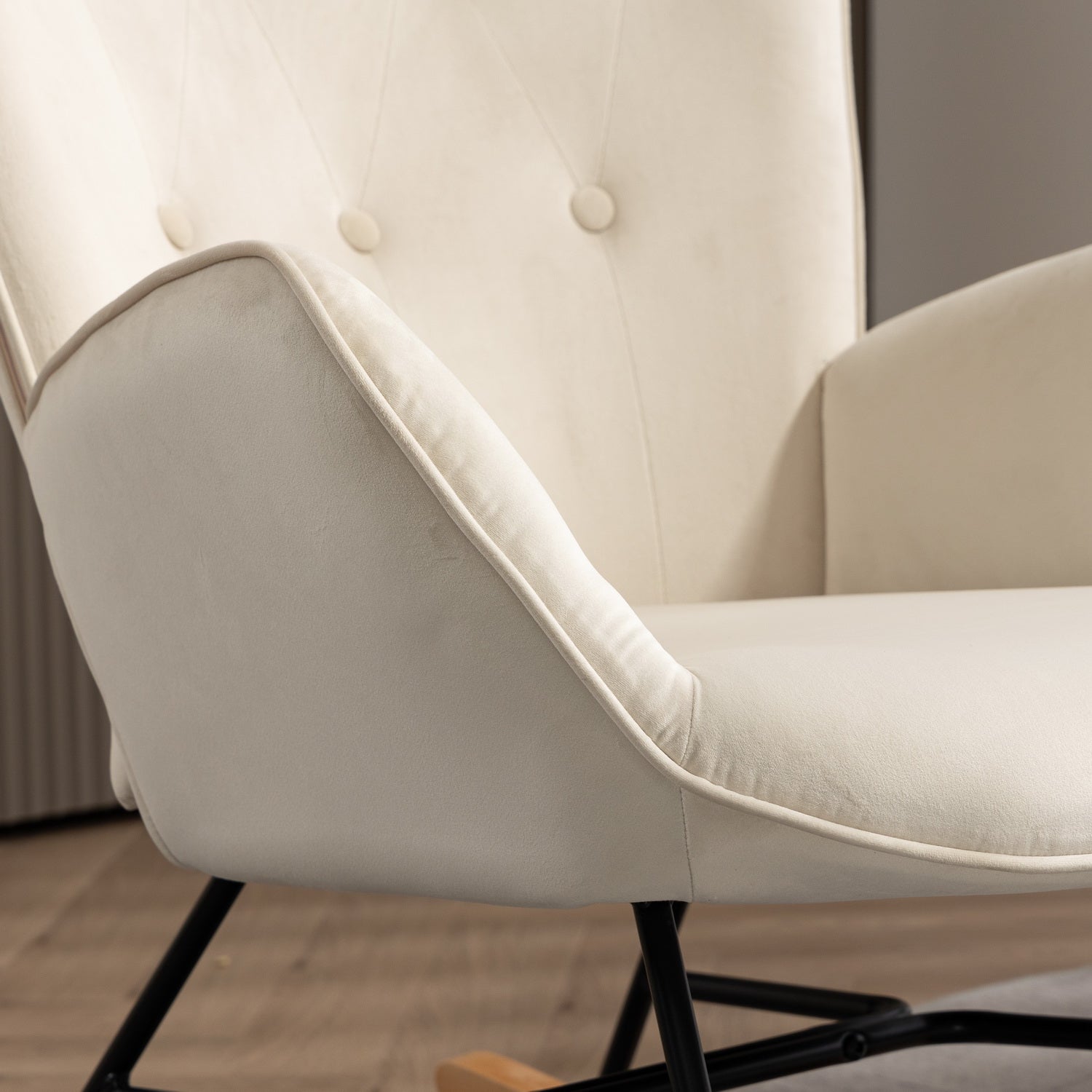 Comoda sedia a dondolo scandinava per allattamento in velluto beige imbottito - EPPING BEIGE