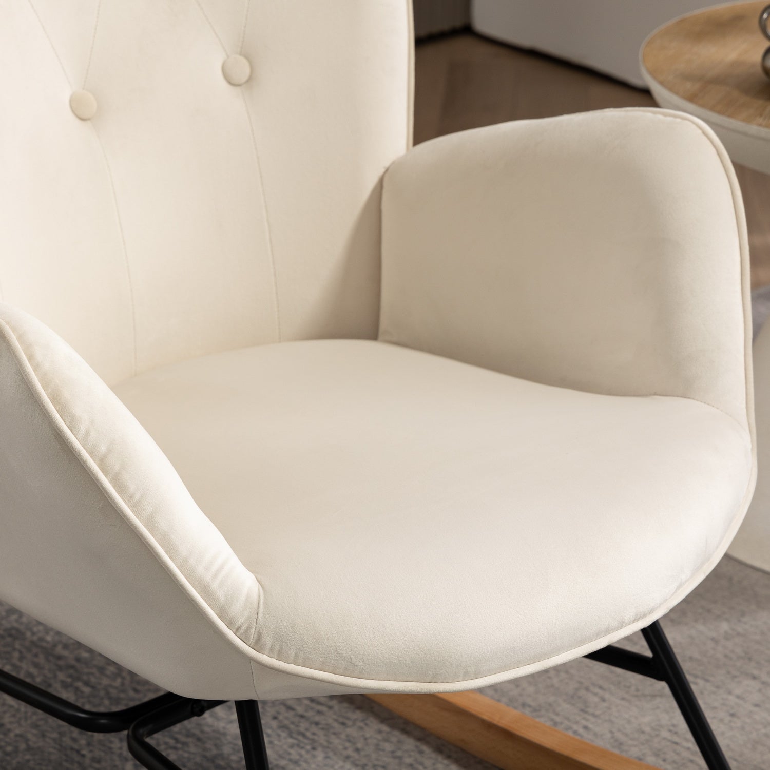 Comoda sedia a dondolo scandinava per allattamento in velluto beige imbottito - EPPING BEIGE