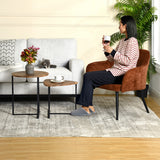 Fauteuil scandinave relax en tissu chenille marron caramel avec accoudoirs et pieds en métal noir ââ‚?MARRIAM