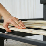 Lit double (140 x 190cm) avec tête de lit capitonnée en tissu gris (matelas non inclus) - LEON