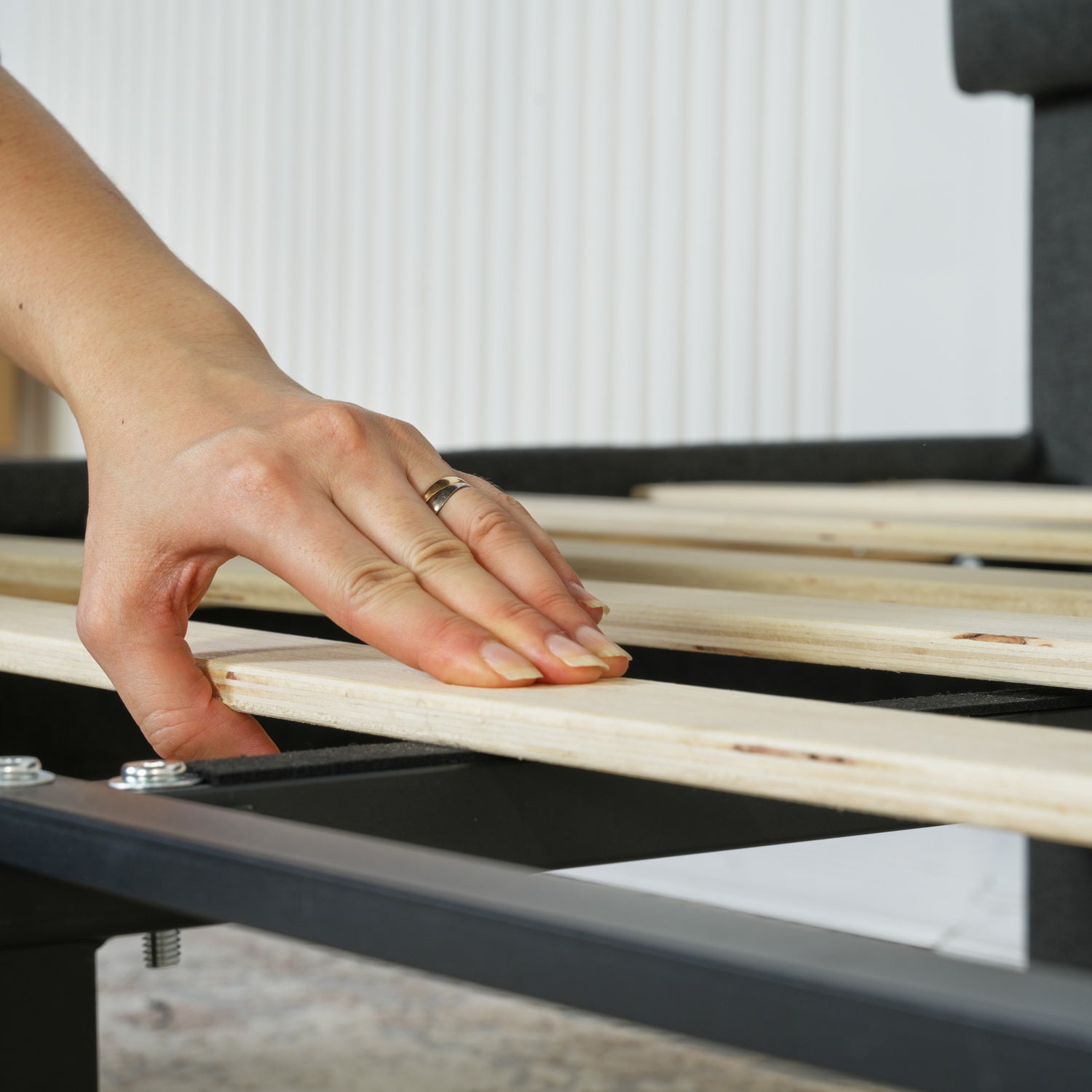 Lit double (140 x 190cm) avec tête de lit capitonnée en tissu gris (matelas non inclus) - LEON