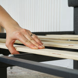 Lit double (160 x 200cm) avec tête de lit capitonnée en tissu gris (matelas non inclus) - LEON