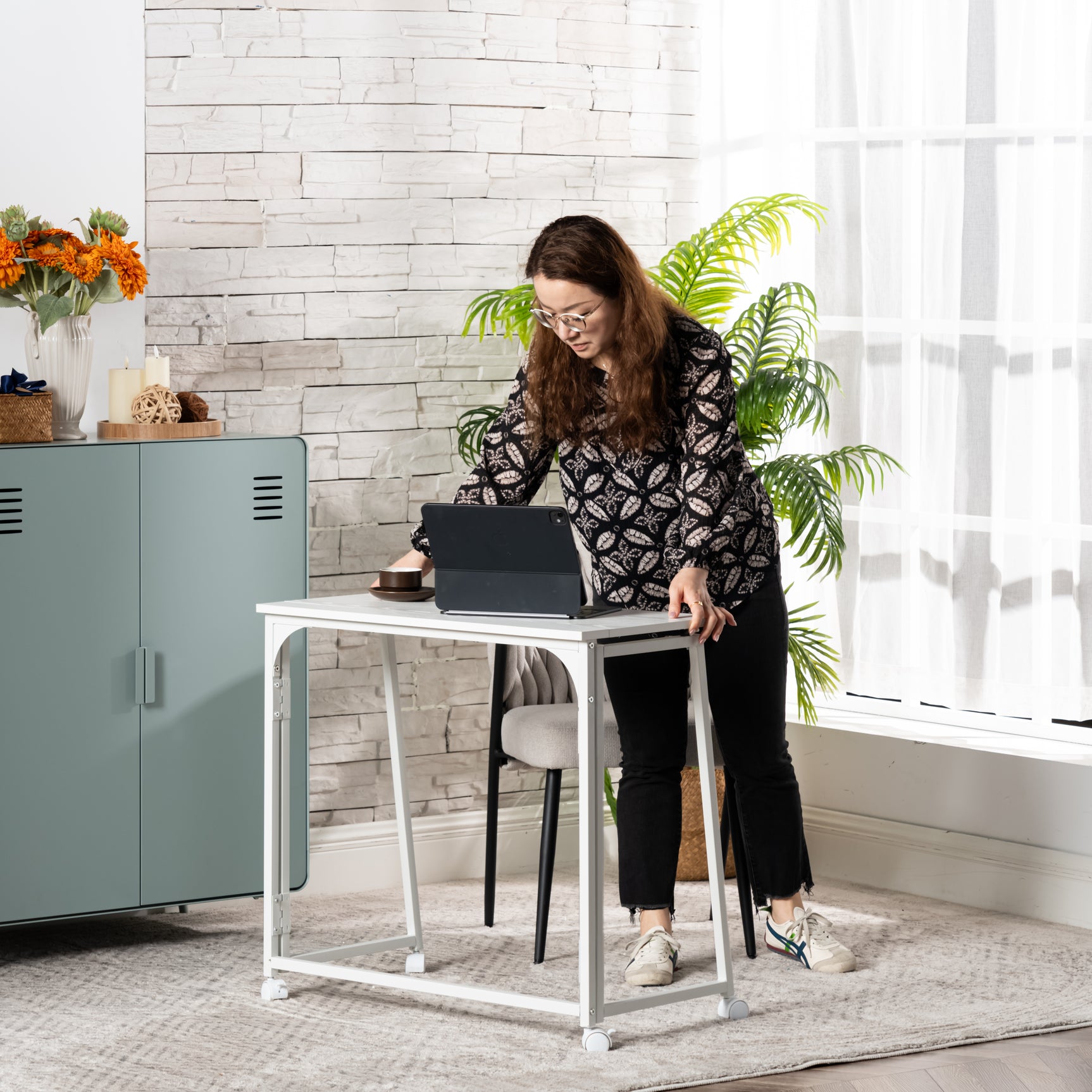 Bureau/table d'ordinateur pliant scandinave avec 4 roulettes en bois blanc et en métal blanc - ASCOLI