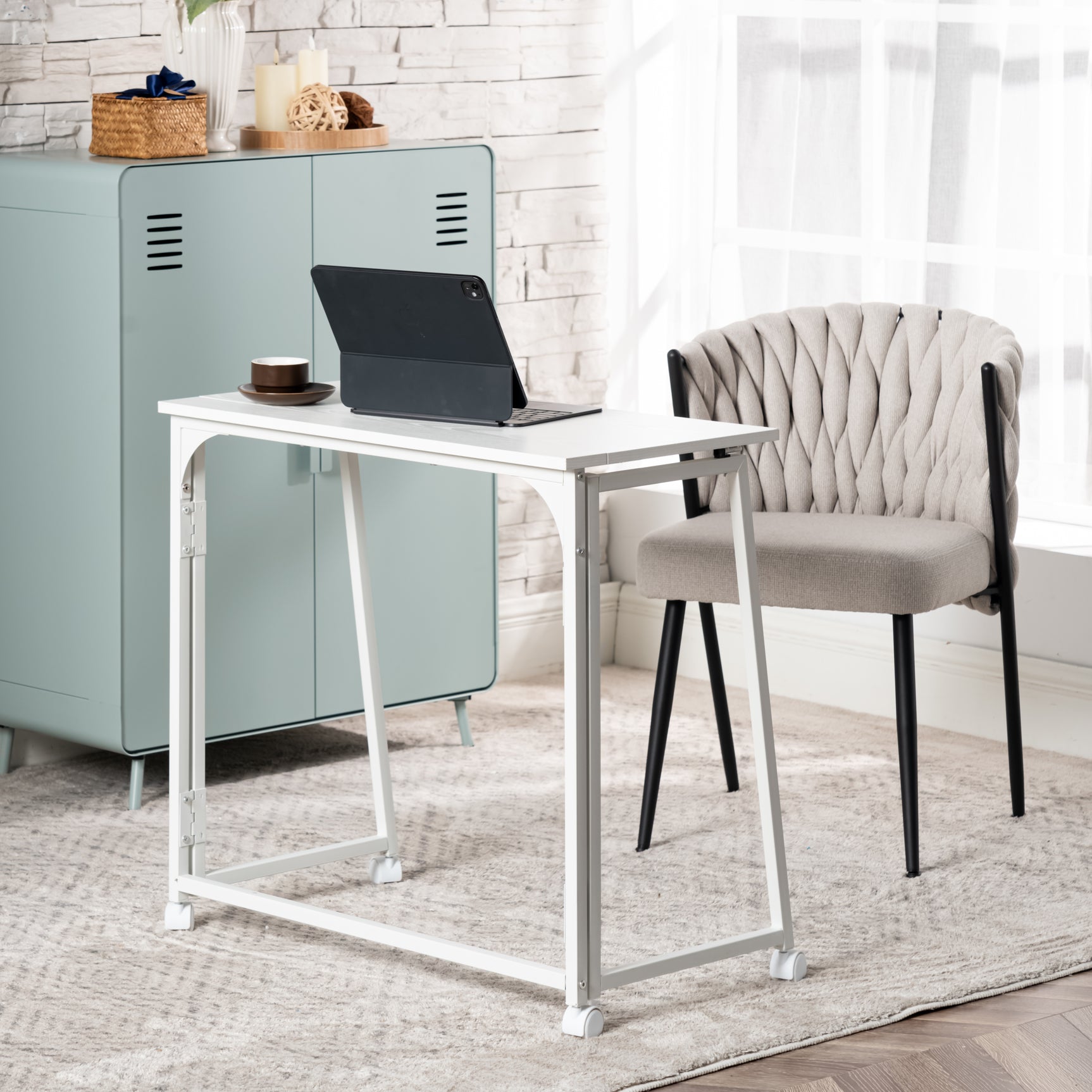 Bureau/table d'ordinateur pliant scandinave avec 4 roulettes en bois blanc et en métal blanc - ASCOLI