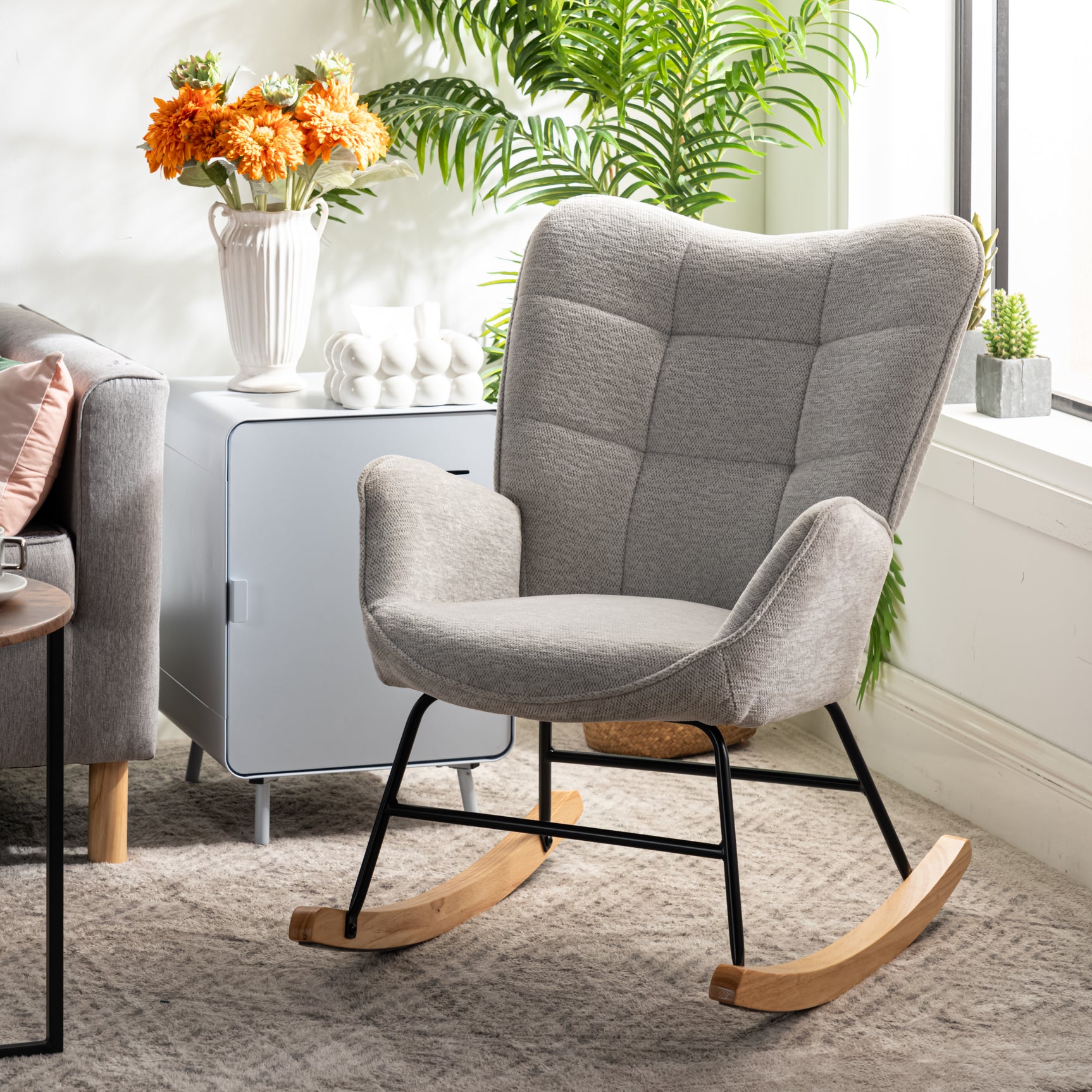 Fauteuil à bascule allaitement scandinave avec accoudoirs en chenille gris cendré à surpiqûres - KANAS
