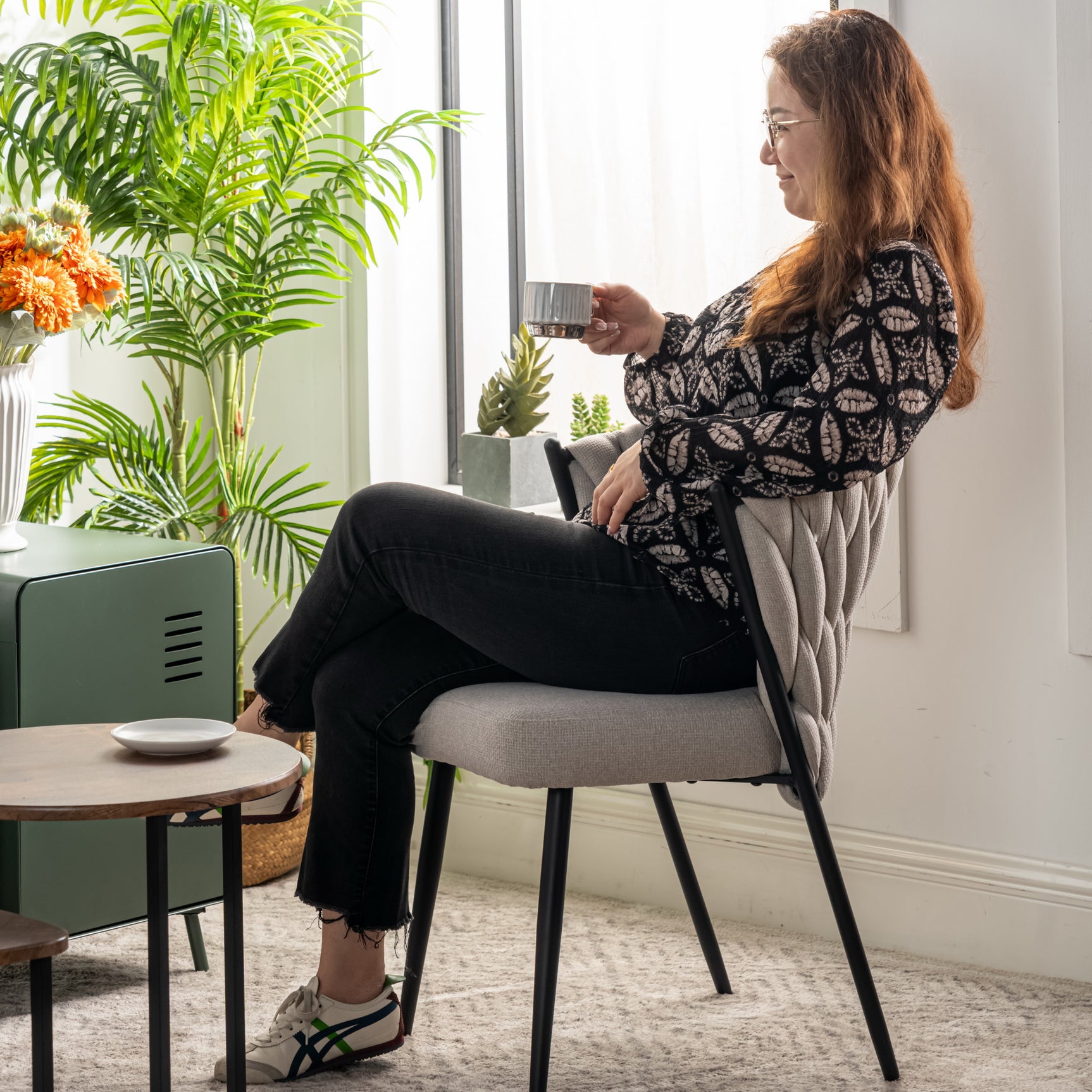 Set aus 4 Esszimmerstühlen im Industriestil mit geflochtener Rückenlehne aus beigem Stoff – MILIANA