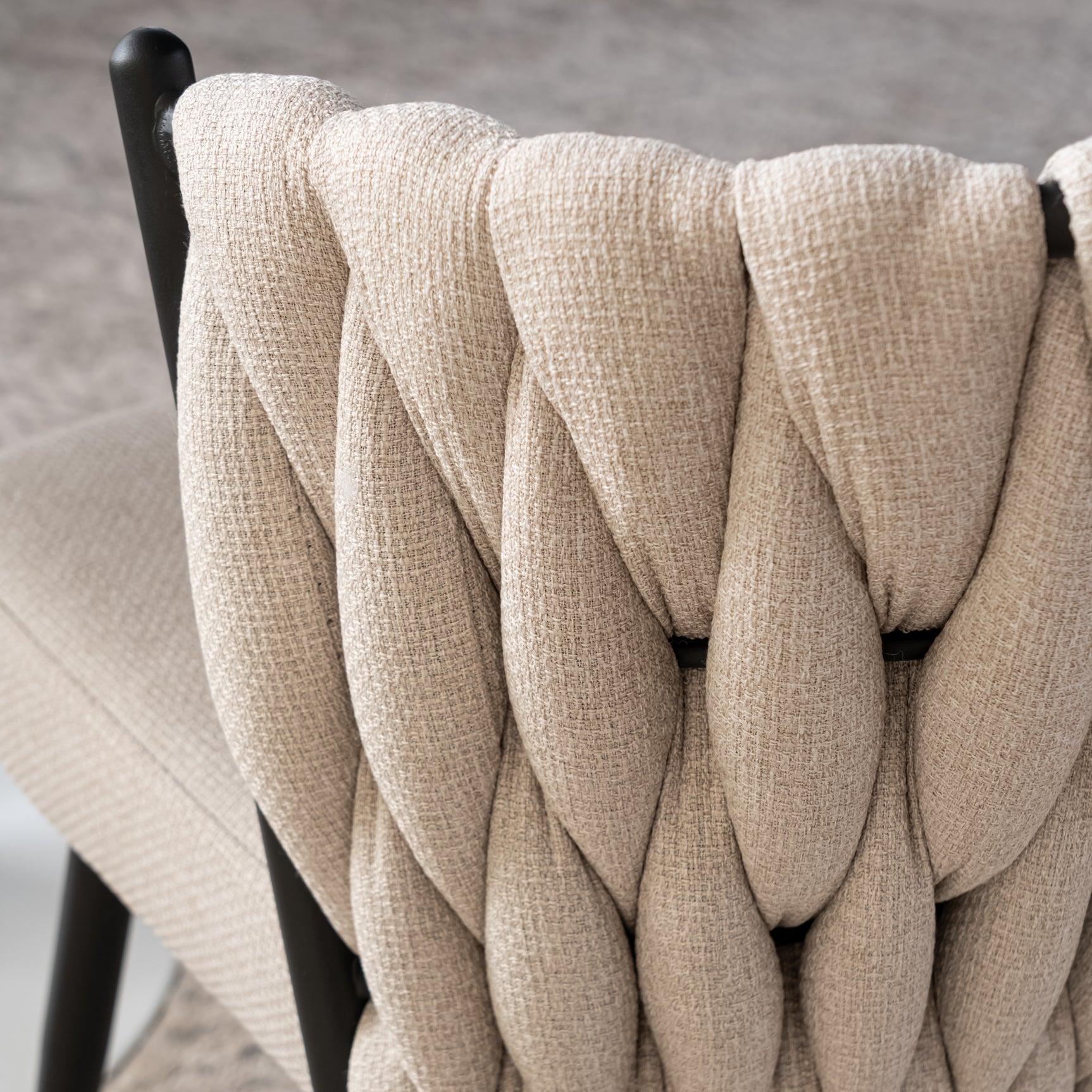 Set aus 2 Esszimmerstühlen im Industriestil mit geflochtener Rückenlehne aus beigem Stoff – MILIANA