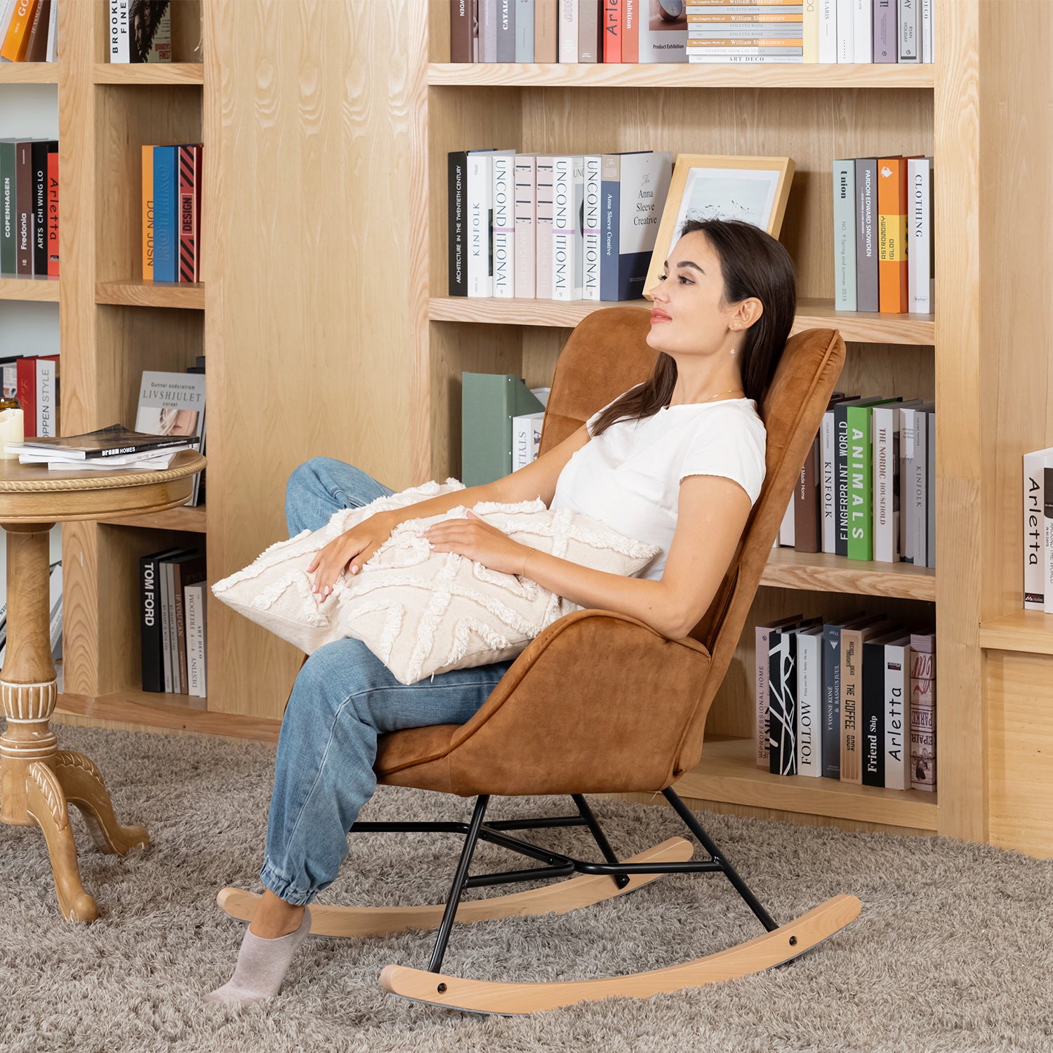 Fauteuil à bascule allaitement scandinave avec accoudoirs en velours moutarde à surpiqûres - KELAN